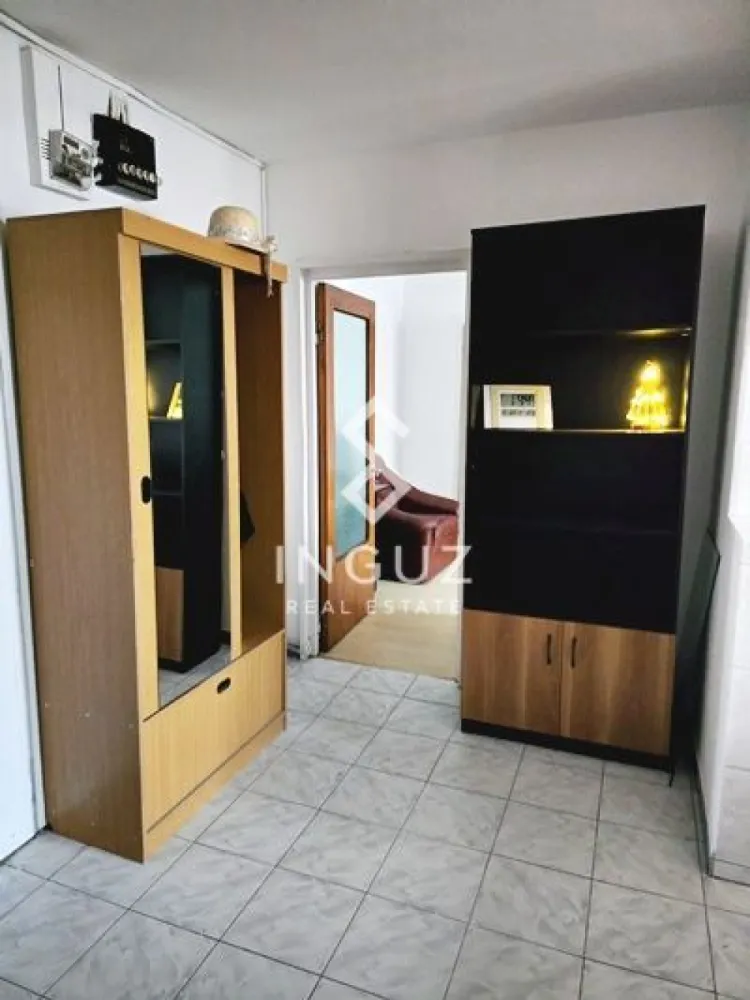 Apartament 3 camere de închiriat – Liviu Rebreanu | Titan | Sector 3 - Apartament 3 camere de închiriat – Liviu Rebreanu | Titan | Sector 3

Apartament spațios de 3 camere, situat pe Liviu Rebreanu, în zona Titan. Se află într-un bloc anvelopat, aproape de metrou, magazine și toate facilitățile necesare.

Detalii proprietate:
• 3 camere
• Suprafață: 70 mp
• Compartimentare: semidecomandat
• Etaj: 5 / 10
• An construcție: 1980
• 2 băi

Dotări și avantaje:
• Aer condiționat
• Mașină de spălat rufe și mașină de spălat vase
• Proaspăt zugrăvit
• Bloc izolat termic
• Gata de mutare

Localizare:
• La aproximativ 10 minute de metrou Titan
• Aproape de Auchan și Lidl
• Acces facil la mijloace de transport
• Zonă liniștită și bine conectată

Condiții:
• Preț: 520 € / lună
• Nu se acceptă animale de companie
• Închiriere pe termen lung