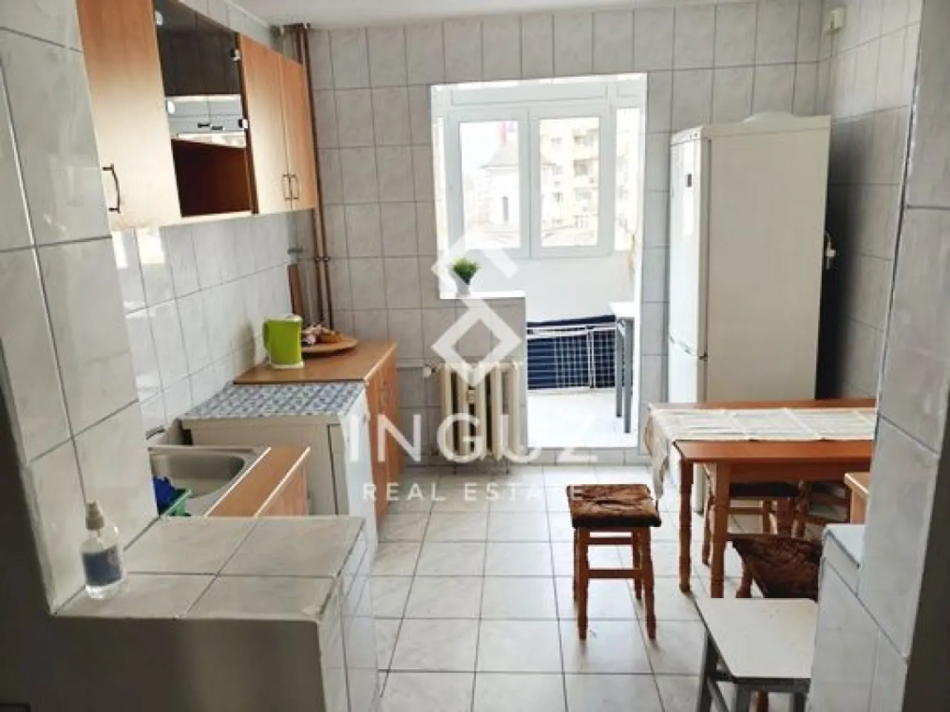 Apartament 3 camere de închiriat – Liviu Rebreanu | Titan | Sector 3 - Apartament 3 camere de închiriat – Liviu Rebreanu | Titan | Sector 3

Apartament spațios de 3 camere, situat pe Liviu Rebreanu, în zona Titan. Se află într-un bloc anvelopat, aproape de metrou, magazine și toate facilitățile necesare.

Detalii proprietate:
• 3 camere
• Suprafață: 70 mp
• Compartimentare: semidecomandat
• Etaj: 5 / 10
• An construcție: 1980
• 2 băi

Dotări și avantaje:
• Aer condiționat
• Mașină de spălat rufe și mașină de spălat vase
• Proaspăt zugrăvit
• Bloc izolat termic
• Gata de mutare

Localizare:
• La aproximativ 10 minute de metrou Titan
• Aproape de Auchan și Lidl
• Acces facil la mijloace de transport
• Zonă liniștită și bine conectată

Condiții:
• Preț: 520 € / lună
• Nu se acceptă animale de companie
• Închiriere pe termen lung