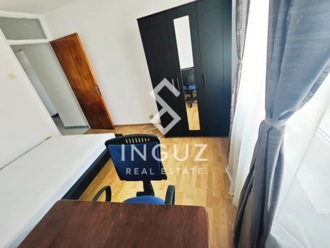 Apartament 3 camere de închiriat – Liviu Rebreanu | Titan | Sector 3 - Apartament 3 camere de închiriat – Liviu Rebreanu | Titan | Sector 3

Apartament spațios de 3 camere, situat pe Liviu Rebreanu, în zona Titan. Se află într-un bloc anvelopat, aproape de metrou, magazine și toate facilitățile necesare.

Detalii proprietate:
• 3 camere
• Suprafață: 70 mp
• Compartimentare: semidecomandat
• Etaj: 5 / 10
• An construcție: 1980
• 2 băi

Dotări și avantaje:
• Aer condiționat
• Mașină de spălat rufe și mașină de spălat vase
• Proaspăt zugrăvit
• Bloc izolat termic
• Gata de mutare

Localizare:
• La aproximativ 10 minute de metrou Titan
• Aproape de Auchan și Lidl
• Acces facil la mijloace de transport
• Zonă liniștită și bine conectată

Condiții:
• Preț: 520 € / lună
• Nu se acceptă animale de companie
• Închiriere pe termen lung