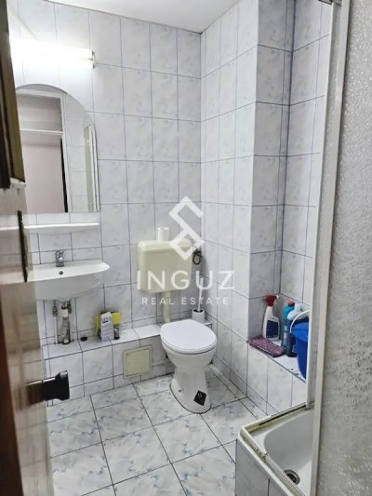 Apartament 3 camere de închiriat – Liviu Rebreanu | Titan | Sector 3 - Apartament 3 camere de închiriat – Liviu Rebreanu | Titan | Sector 3

Apartament spațios de 3 camere, situat pe Liviu Rebreanu, în zona Titan. Se află într-un bloc anvelopat, aproape de metrou, magazine și toate facilitățile necesare.

Detalii proprietate:
• 3 camere
• Suprafață: 70 mp
• Compartimentare: semidecomandat
• Etaj: 5 / 10
• An construcție: 1980
• 2 băi

Dotări și avantaje:
• Aer condiționat
• Mașină de spălat rufe și mașină de spălat vase
• Proaspăt zugrăvit
• Bloc izolat termic
• Gata de mutare

Localizare:
• La aproximativ 10 minute de metrou Titan
• Aproape de Auchan și Lidl
• Acces facil la mijloace de transport
• Zonă liniștită și bine conectată

Condiții:
• Preț: 520 € / lună
• Nu se acceptă animale de companie
• Închiriere pe termen lung