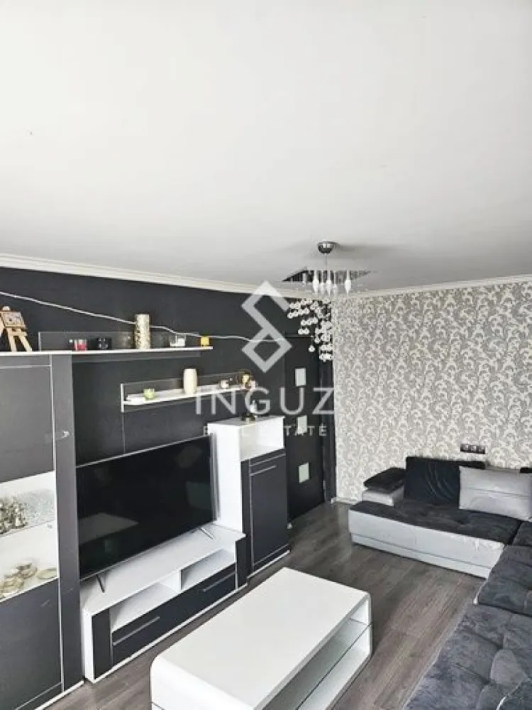Apartament 3 camere de închiriat – Calea Moșilor | Obor – Eminescu - Apartament 3 camere de închiriat – Calea Moșilor | Obor – Eminescu

Apartament renovat, complet mobilat, situat pe Calea Moșilor, între Obor și Eminescu. Locație excelentă, într-un bloc liniștit, ideal pentru închiriere pe termen lung.

Detalii proprietate:
• 3 camere (2 dormitoare + living)
• Suprafață: 70 mp
• Etaj: 8 / 8 (fără zgomot)
• 2 băi
• Compartimentare practică

Dotări și avantaje:
• Complet renovat și mobilat
• Bloc cu 2 lifturi
• Zonă liniștită
• Aproape de transport, magazine și facilități

Condiții:
• Preț: 650 € / lună
• Fără contract ANAF
• Plată: 1 luni în avans + garanție
• Închiriere pe termen lung
• Nu se acceptă animale
