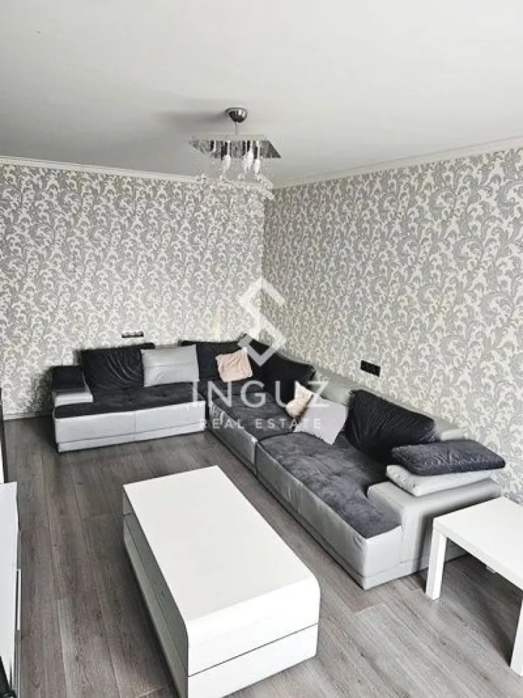 Apartament 3 camere de închiriat – Calea Moșilor | Obor – Eminescu - Apartament 3 camere de închiriat – Calea Moșilor | Obor – Eminescu

Apartament renovat, complet mobilat, situat pe Calea Moșilor, între Obor și Eminescu. Locație excelentă, într-un bloc liniștit, ideal pentru închiriere pe termen lung.

Detalii proprietate:
• 3 camere (2 dormitoare + living)
• Suprafață: 70 mp
• Etaj: 8 / 8 (fără zgomot)
• 2 băi
• Compartimentare practică

Dotări și avantaje:
• Complet renovat și mobilat
• Bloc cu 2 lifturi
• Zonă liniștită
• Aproape de transport, magazine și facilități

Condiții:
• Preț: 650 € / lună
• Fără contract ANAF
• Plată: 1 luni în avans + garanție
• Închiriere pe termen lung
• Nu se acceptă animale