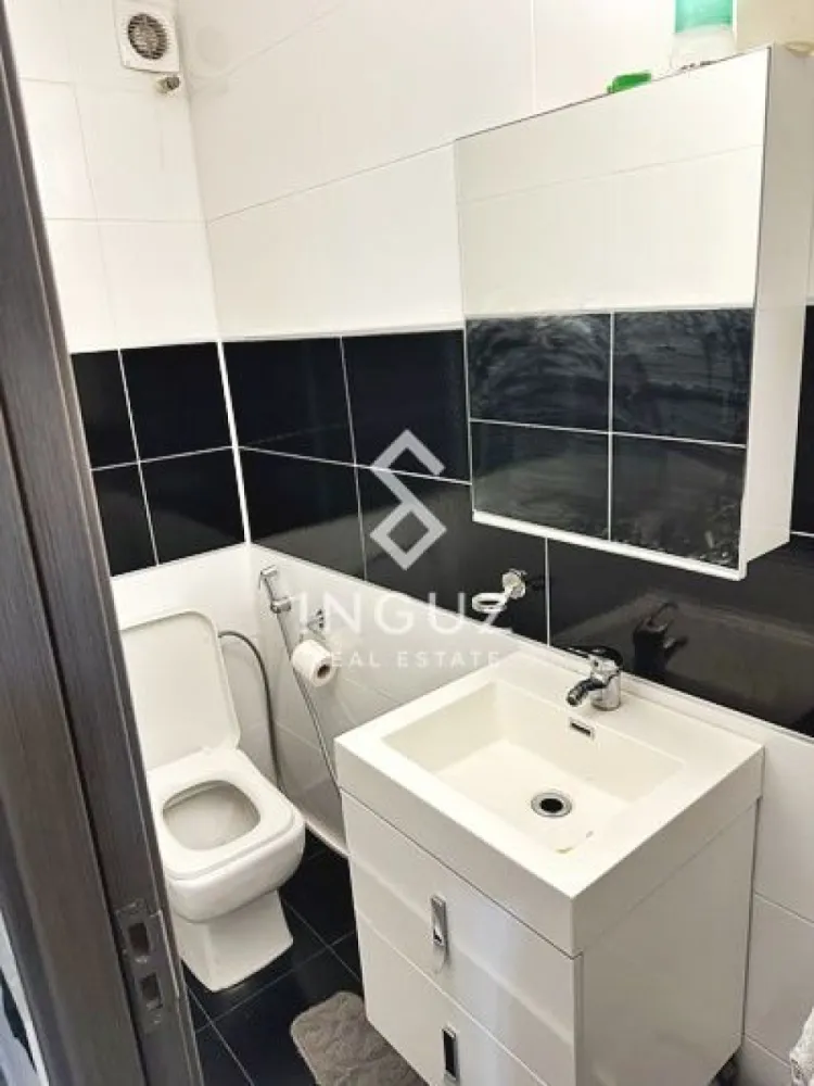 Apartament 3 camere de închiriat – Calea Moșilor | Obor – Eminescu - Apartament 3 camere de închiriat – Calea Moșilor | Obor – Eminescu

Apartament renovat, complet mobilat, situat pe Calea Moșilor, între Obor și Eminescu. Locație excelentă, într-un bloc liniștit, ideal pentru închiriere pe termen lung.

Detalii proprietate:
• 3 camere (2 dormitoare + living)
• Suprafață: 70 mp
• Etaj: 8 / 8 (fără zgomot)
• 2 băi
• Compartimentare practică

Dotări și avantaje:
• Complet renovat și mobilat
• Bloc cu 2 lifturi
• Zonă liniștită
• Aproape de transport, magazine și facilități

Condiții:
• Preț: 650 € / lună
• Fără contract ANAF
• Plată: 1 luni în avans + garanție
• Închiriere pe termen lung
• Nu se acceptă animale