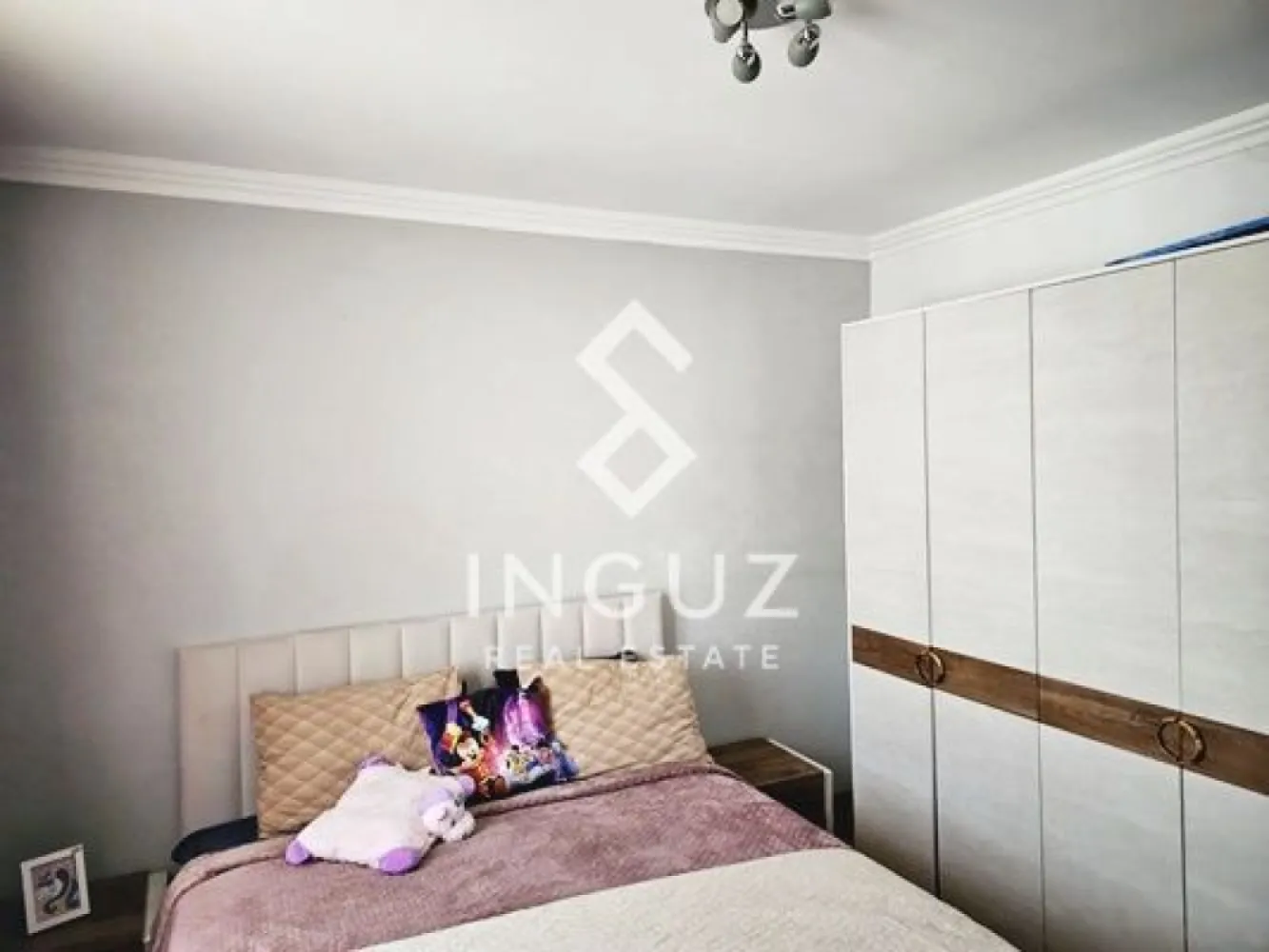Apartament 3 camere de închiriat – Calea Moșilor | Obor – Eminescu - Apartament 3 camere de închiriat – Calea Moșilor | Obor – Eminescu

Apartament renovat, complet mobilat, situat pe Calea Moșilor, între Obor și Eminescu. Locație excelentă, într-un bloc liniștit, ideal pentru închiriere pe termen lung.

Detalii proprietate:
• 3 camere (2 dormitoare + living)
• Suprafață: 70 mp
• Etaj: 8 / 8 (fără zgomot)
• 2 băi
• Compartimentare practică

Dotări și avantaje:
• Complet renovat și mobilat
• Bloc cu 2 lifturi
• Zonă liniștită
• Aproape de transport, magazine și facilități

Condiții:
• Preț: 650 € / lună
• Fără contract ANAF
• Plată: 1 luni în avans + garanție
• Închiriere pe termen lung
• Nu se acceptă animale