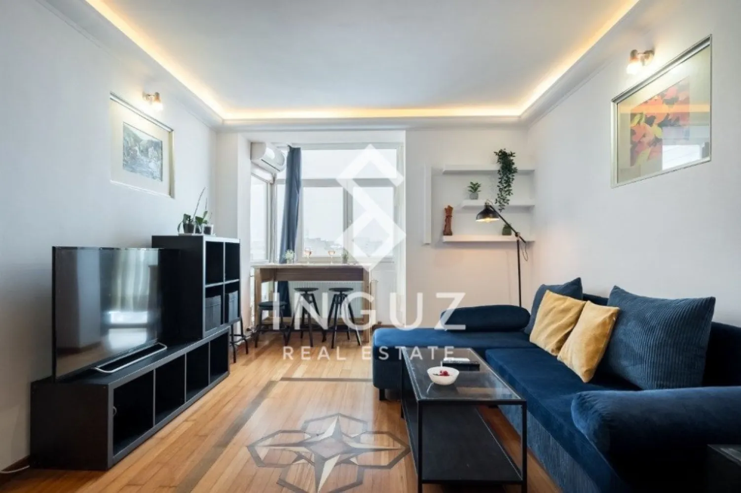 închiriat Ap 2 camere – Unirii | Centru | Sector 3 - Apartament 2 camere de închiriat – Unirii | Centru | Sector 3

Apartament modern situat într-o zonă ultracentrală, în Unirii, aproape de metrou, mijloace de transport și toate facilitățile. Ideal pentru închiriere pe termen lung.

Detalii proprietate:
• Suprafață: 46 mp
• 2 camere
• Compartimentare: semidecomandat
• Etaj: 6 din 7
• An construcție: 1989

Dotări și avantaje:
• Complet renovat
• Mobilat și utilat complet
• Bucătărie echipată cu toate electrocasnicele
• Aproape de metrou, tramvai și autobuz
• În apropiere de mall-uri, supermarketuri și restaurante

Localizare:
Zona Unirii – locație centrală și dinamică, cu acces rapid către toate zonele Bucureștiului.

Preț: 500 € / lună
Garanție: 1 lună
Comision: 50%