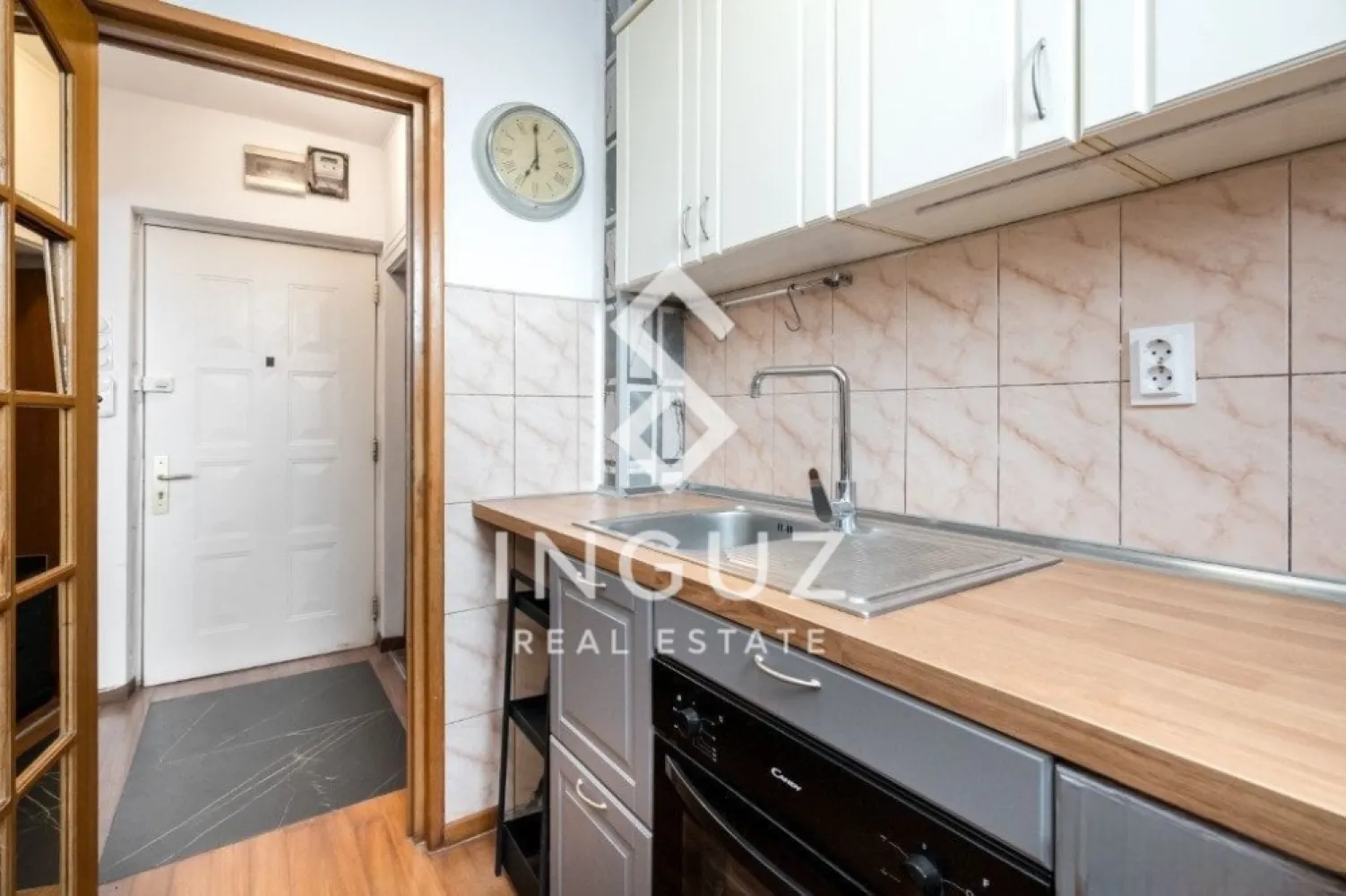 închiriat Ap 2 camere – Unirii | Centru | Sector 3 - Apartament 2 camere de închiriat – Unirii | Centru | Sector 3

Apartament modern situat într-o zonă ultracentrală, în Unirii, aproape de metrou, mijloace de transport și toate facilitățile. Ideal pentru închiriere pe termen lung.

Detalii proprietate:
• Suprafață: 46 mp
• 2 camere
• Compartimentare: semidecomandat
• Etaj: 6 din 7
• An construcție: 1989

Dotări și avantaje:
• Complet renovat
• Mobilat și utilat complet
• Bucătărie echipată cu toate electrocasnicele
• Aproape de metrou, tramvai și autobuz
• În apropiere de mall-uri, supermarketuri și restaurante

Localizare:
Zona Unirii – locație centrală și dinamică, cu acces rapid către toate zonele Bucureștiului.

Preț: 500 € / lună
Garanție: 1 lună
Comision: 50%