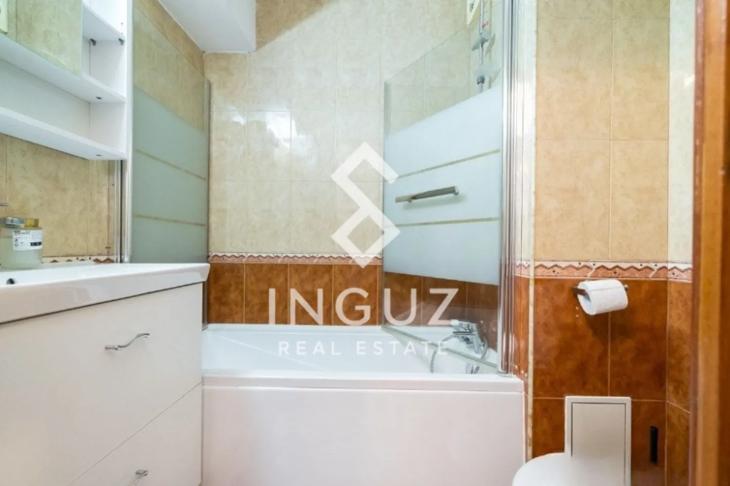 închiriat Ap 2 camere – Unirii | Centru | Sector 3 - Apartament 2 camere de închiriat – Unirii | Centru | Sector 3

Apartament modern situat într-o zonă ultracentrală, în Unirii, aproape de metrou, mijloace de transport și toate facilitățile. Ideal pentru închiriere pe termen lung.

Detalii proprietate:
• Suprafață: 46 mp
• 2 camere
• Compartimentare: semidecomandat
• Etaj: 6 din 7
• An construcție: 1989

Dotări și avantaje:
• Complet renovat
• Mobilat și utilat complet
• Bucătărie echipată cu toate electrocasnicele
• Aproape de metrou, tramvai și autobuz
• În apropiere de mall-uri, supermarketuri și restaurante

Localizare:
Zona Unirii – locație centrală și dinamică, cu acces rapid către toate zonele Bucureștiului.

Preț: 500 € / lună
Garanție: 1 lună
Comision: 50%
