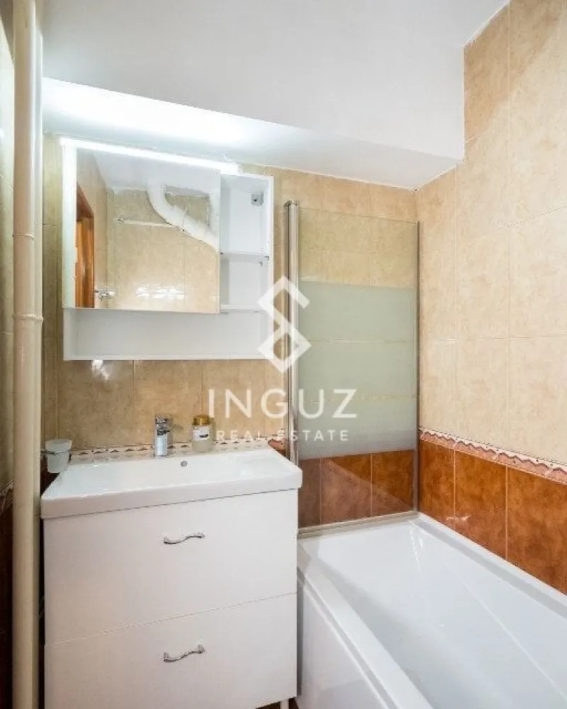 închiriat Ap 2 camere – Unirii | Centru | Sector 3 - Apartament 2 camere de închiriat – Unirii | Centru | Sector 3

Apartament modern situat într-o zonă ultracentrală, în Unirii, aproape de metrou, mijloace de transport și toate facilitățile. Ideal pentru închiriere pe termen lung.

Detalii proprietate:
• Suprafață: 46 mp
• 2 camere
• Compartimentare: semidecomandat
• Etaj: 6 din 7
• An construcție: 1989

Dotări și avantaje:
• Complet renovat
• Mobilat și utilat complet
• Bucătărie echipată cu toate electrocasnicele
• Aproape de metrou, tramvai și autobuz
• În apropiere de mall-uri, supermarketuri și restaurante

Localizare:
Zona Unirii – locație centrală și dinamică, cu acces rapid către toate zonele Bucureștiului.

Preț: 500 € / lună
Garanție: 1 lună
Comision: 50%