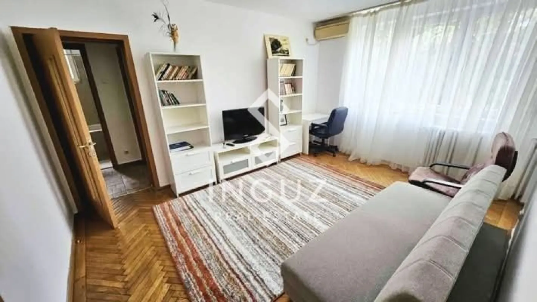 Apartament 3 camere de închiriat – Metrou Titan - Apartament 3 camere de închiriat – Titan / IOR / Metrou / Parc

Apartament de 3 camere disponibil pentru închiriere în zona Titan / IOR, la doar câțiva pași de Parcul IOR și la aproximativ 6 minute de mers pe jos de stația de metrou Titan (Zona A).

Blocul este anvelopat și înconjurat de spații verzi, oferind un mediu liniștit și ideal pentru familii.

Detalii proprietate:
• Compartimentare: semidecomandat
• 3 camere
• Suprafață: 62 mp
• Etaj: 1
• Stare: excelentă
• Fumatul nu este permis în interior

Dotări și avantaje:
• Geamuri termopan
• Locație excelentă, aproape de toate facilitățile
• Acces rapid la metrou și transport public
• Zonă verde și liniștită

Localizare și facilități:
• Parcul IOR la câțiva pași – ideal pentru plimbări și activități în aer liber
• Metrou Titan (Zona A) – la 6 minute de mers pe jos
• Magazine și centre comerciale: Mega Image, Carrefour, hipermarketuri
• Școli și grădinițe în apropiere
• Spitale și clinici medicale în zonă
• Restaurante, cafenele și magazine la distanță mică
• Stații STB (autobuz și tramvai) în apropiere

Condiții:
• Preț: 600 € / lună (negociabil)
• Garanție: 1 lună
• Utilități: în funcție de consum
• Contract înregistrat ANAF disponibil
• Potrivit pentru familii și persoane active
• Fumatul interzis
• Comision: 50%
