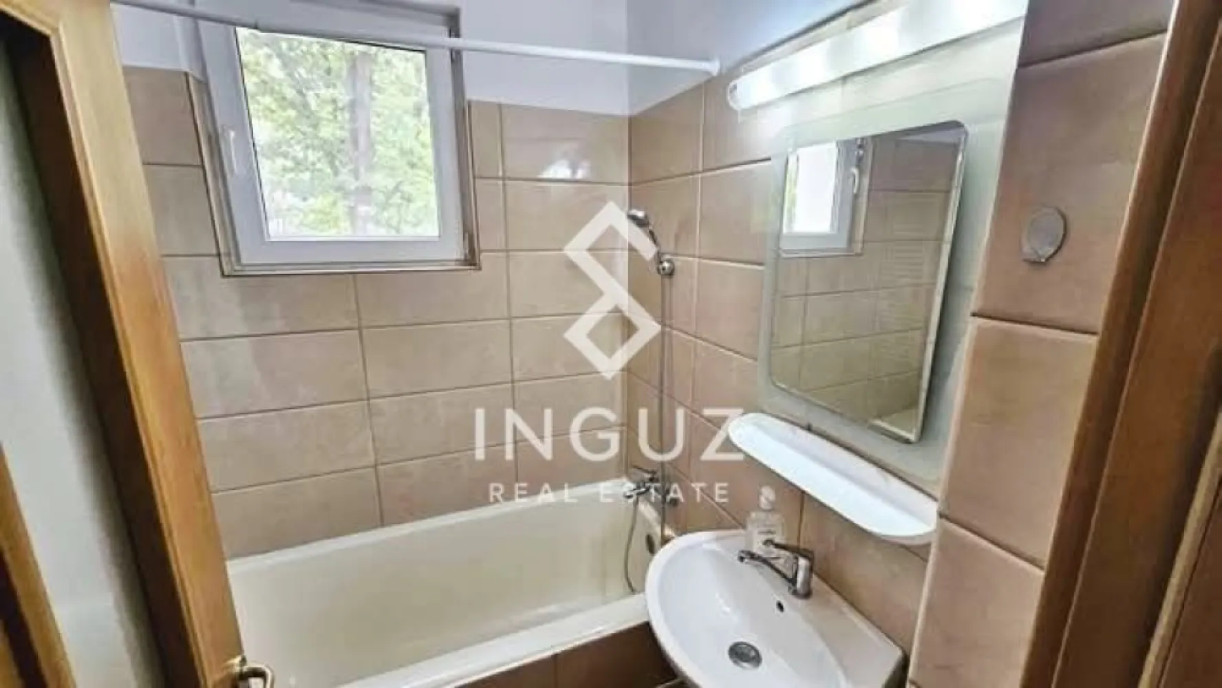 Apartament 3 camere de închiriat – Metrou Titan - Apartament 3 camere de închiriat – Titan / IOR / Metrou / Parc

Apartament de 3 camere disponibil pentru închiriere în zona Titan / IOR, la doar câțiva pași de Parcul IOR și la aproximativ 6 minute de mers pe jos de stația de metrou Titan (Zona A).

Blocul este anvelopat și înconjurat de spații verzi, oferind un mediu liniștit și ideal pentru familii.

Detalii proprietate:
• Compartimentare: semidecomandat
• 3 camere
• Suprafață: 62 mp
• Etaj: 1
• Stare: excelentă
• Fumatul nu este permis în interior

Dotări și avantaje:
• Geamuri termopan
• Locație excelentă, aproape de toate facilitățile
• Acces rapid la metrou și transport public
• Zonă verde și liniștită

Localizare și facilități:
• Parcul IOR la câțiva pași – ideal pentru plimbări și activități în aer liber
• Metrou Titan (Zona A) – la 6 minute de mers pe jos
• Magazine și centre comerciale: Mega Image, Carrefour, hipermarketuri
• Școli și grădinițe în apropiere
• Spitale și clinici medicale în zonă
• Restaurante, cafenele și magazine la distanță mică
• Stații STB (autobuz și tramvai) în apropiere

Condiții:
• Preț: 600 € / lună (negociabil)
• Garanție: 1 lună
• Utilități: în funcție de consum
• Contract înregistrat ANAF disponibil
• Potrivit pentru familii și persoane active
• Fumatul interzis
• Comision: 50%