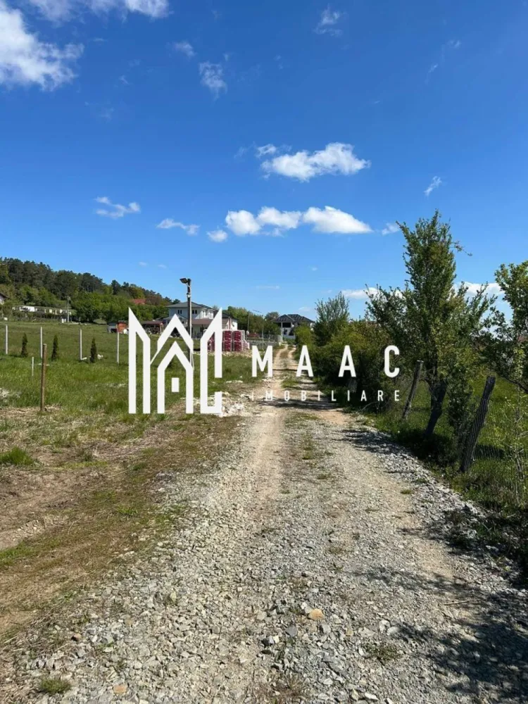 Teren | Intravilan | 600 MP | Tocile - MAAC Imobiliare vă propune spre vânzare un teren intravilan în suprafață de 600 mp, situat în Tocile, Sadu, o zonă apreciată pentru liniște, natură și peisaje deosebite.

Ideal atât pentru construirea unei case de familie, cât și pentru o casă de vacanță, departe de agitația orașului.

Proprietatea oferă un cadru natural plăcut și o poziționare avantajoasă, fiind amplasată între case deja construite, într-o comunitate în dezvoltare.

Caracteristici teren:
suprafață: 600 mp
destinație: locuință individuală / casă de vacanță
deschidere bună și poziționare facilă
acces rapid din drumul județean Cisnădie–Sadu

Utilități și facilități:
apă: la limita terenului
curent electric și canalizare: la aproximativ 130 m
deține ATR (aviz tehnic de racordare) pentru curent trifazic
proiect tehnic complet pentru locuință unifamilială (cu toate avizele incluse)

Avantaje:
vedere panoramică deosebită
la doar 50 m de liziera pădurii
zonă liniștită, ideală pentru relaxare
potrivit pentru locuire permanentă sau casă de vacanță
vecinătăți deja dezvoltate

Localizare:
zonă Tocile – Sadu
acces facil către Cisnădie și Sibiu
cadru natural, perfect pentru iubitorii de aer curat și liniște

Pentru mai multe informații sau pentru programarea unei vizionări, contactați-ne specificand: ID: CP3066404.