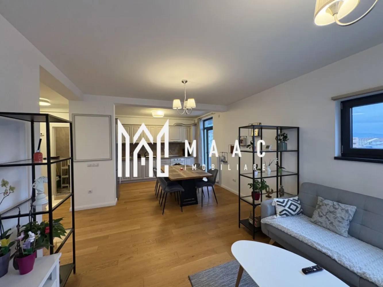 Apartament 3 camere I 2 Bai I Etajul 1 I Mobilat I Utilat - MAAC Imobiliare va propune spre vânzare un apartament situat in ansamblul ROGVAIV com Șelimbăr la et.1 din 2 etaje, având inclus în preț 1 loc de parcare.
•Apartamentul are parchet din LEMN MASIV, uși de la PORTA DOORS, pe peretele din bucătărie este TRAVERTIN, sanitare CERSANIT & GEBERIT, calorifere cu 2 RANDURI DE PANOURI CONVECTIVE, prize și întrerupătoare SCHNEIDER. 
•Orientat spre Sud apartamentul are o priveliște minunata cu o distanță considerabilă între clădiri ! 
•Baia cea mare dispune de ventilație naturală, iar baia cea mică are ventilator. 
•Apartamentul este de 73,20 m + 2 balcoane 
•TOTAL suprafață utila 78,2m

Pentru mai multe detalii precizați ca ați văzut anunțul cu ID CP 2987812