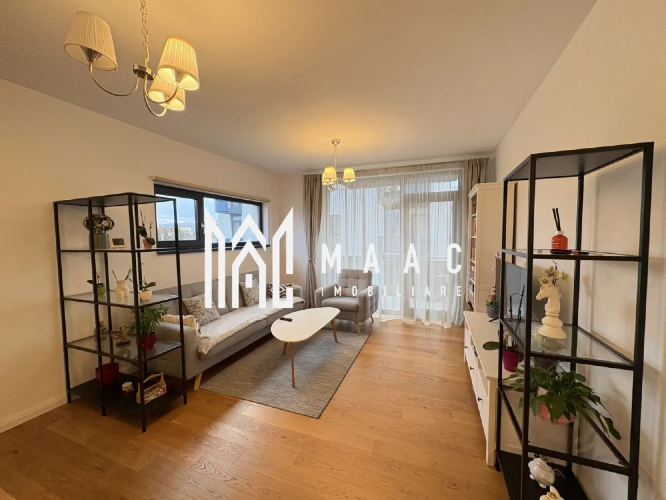 Apartament 3 camere I 2 Bai I Etajul 1 I Mobilat I Utilat - MAAC Imobiliare va propune spre vânzare un apartament situat in ansamblul ROGVAIV com Șelimbăr la et.1 din 2 etaje, având inclus în preț 1 loc de parcare.
•Apartamentul are parchet din LEMN MASIV, uși de la PORTA DOORS, pe peretele din bucătărie este TRAVERTIN, sanitare CERSANIT & GEBERIT, calorifere cu 2 RANDURI DE PANOURI CONVECTIVE, prize și întrerupătoare SCHNEIDER. 
•Orientat spre Sud apartamentul are o priveliște minunata cu o distanță considerabilă între clădiri ! 
•Baia cea mare dispune de ventilație naturală, iar baia cea mică are ventilator. 
•Apartamentul este de 73,20 m + 2 balcoane 
•TOTAL suprafață utila 78,2m

Pentru mai multe detalii precizați ca ați văzut anunțul cu ID CP 2987812
