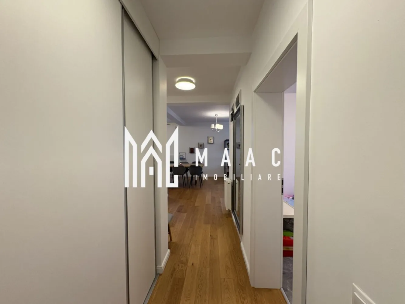 Apartament 3 camere I 2 Bai I Etajul 1 I Mobilat I Utilat - MAAC Imobiliare va propune spre vânzare un apartament situat in ansamblul ROGVAIV com Șelimbăr la et.1 din 2 etaje, având inclus în preț 1 loc de parcare.
•Apartamentul are parchet din LEMN MASIV, uși de la PORTA DOORS, pe peretele din bucătărie este TRAVERTIN, sanitare CERSANIT & GEBERIT, calorifere cu 2 RANDURI DE PANOURI CONVECTIVE, prize și întrerupătoare SCHNEIDER. 
•Orientat spre Sud apartamentul are o priveliște minunata cu o distanță considerabilă între clădiri ! 
•Baia cea mare dispune de ventilație naturală, iar baia cea mică are ventilator. 
•Apartamentul este de 73,20 m + 2 balcoane 
•TOTAL suprafață utila 78,2m

Pentru mai multe detalii precizați ca ați văzut anunțul cu ID CP 2987812