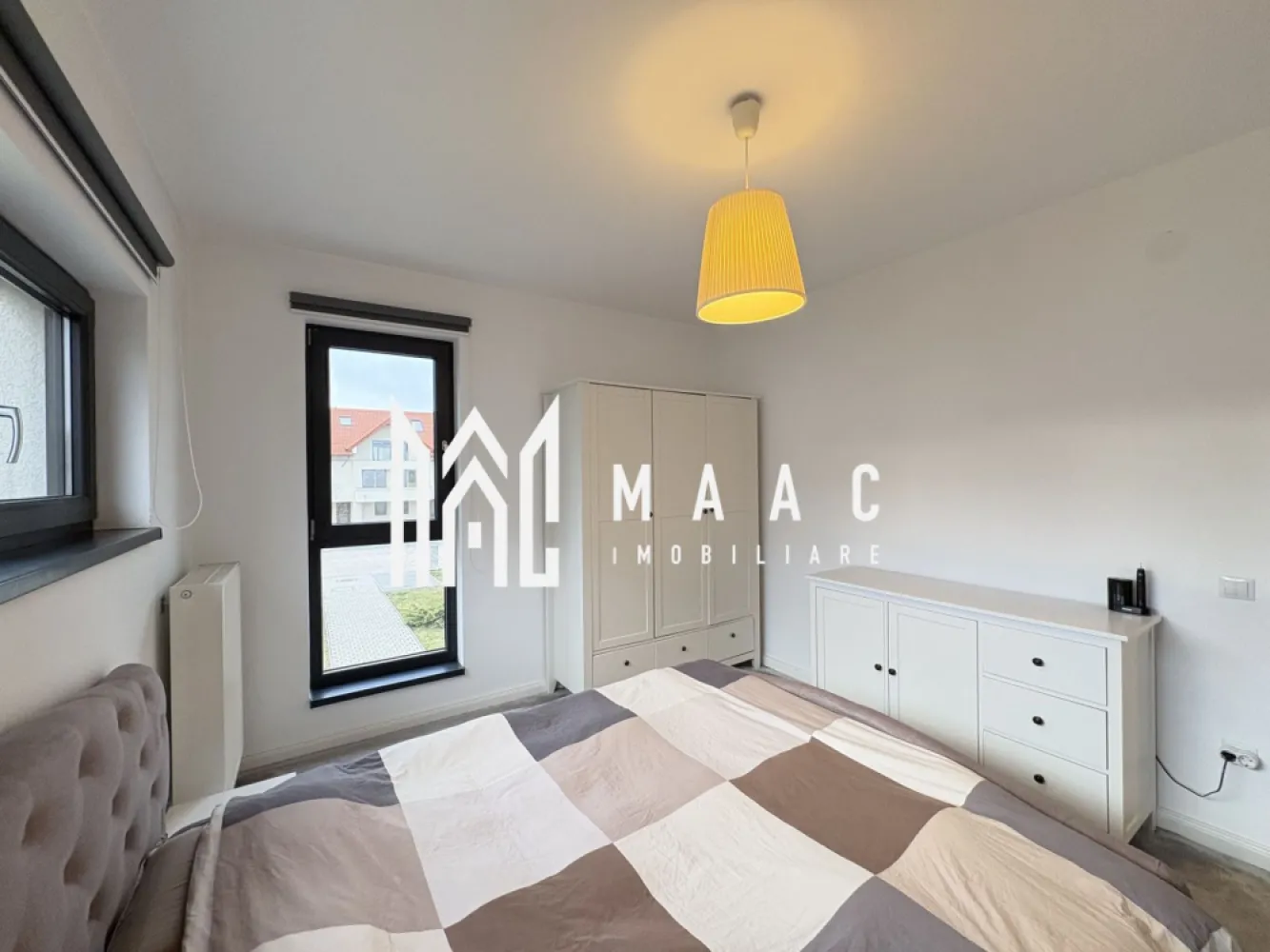 Apartament 3 camere I 2 Bai I Etajul 1 I Mobilat I Utilat - MAAC Imobiliare va propune spre vânzare un apartament situat in ansamblul ROGVAIV com Șelimbăr la et.1 din 2 etaje, având inclus în preț 1 loc de parcare.
•Apartamentul are parchet din LEMN MASIV, uși de la PORTA DOORS, pe peretele din bucătărie este TRAVERTIN, sanitare CERSANIT & GEBERIT, calorifere cu 2 RANDURI DE PANOURI CONVECTIVE, prize și întrerupătoare SCHNEIDER. 
•Orientat spre Sud apartamentul are o priveliște minunata cu o distanță considerabilă între clădiri ! 
•Baia cea mare dispune de ventilație naturală, iar baia cea mică are ventilator. 
•Apartamentul este de 73,20 m + 2 balcoane 
•TOTAL suprafață utila 78,2m

Pentru mai multe detalii precizați ca ați văzut anunțul cu ID CP 2987812