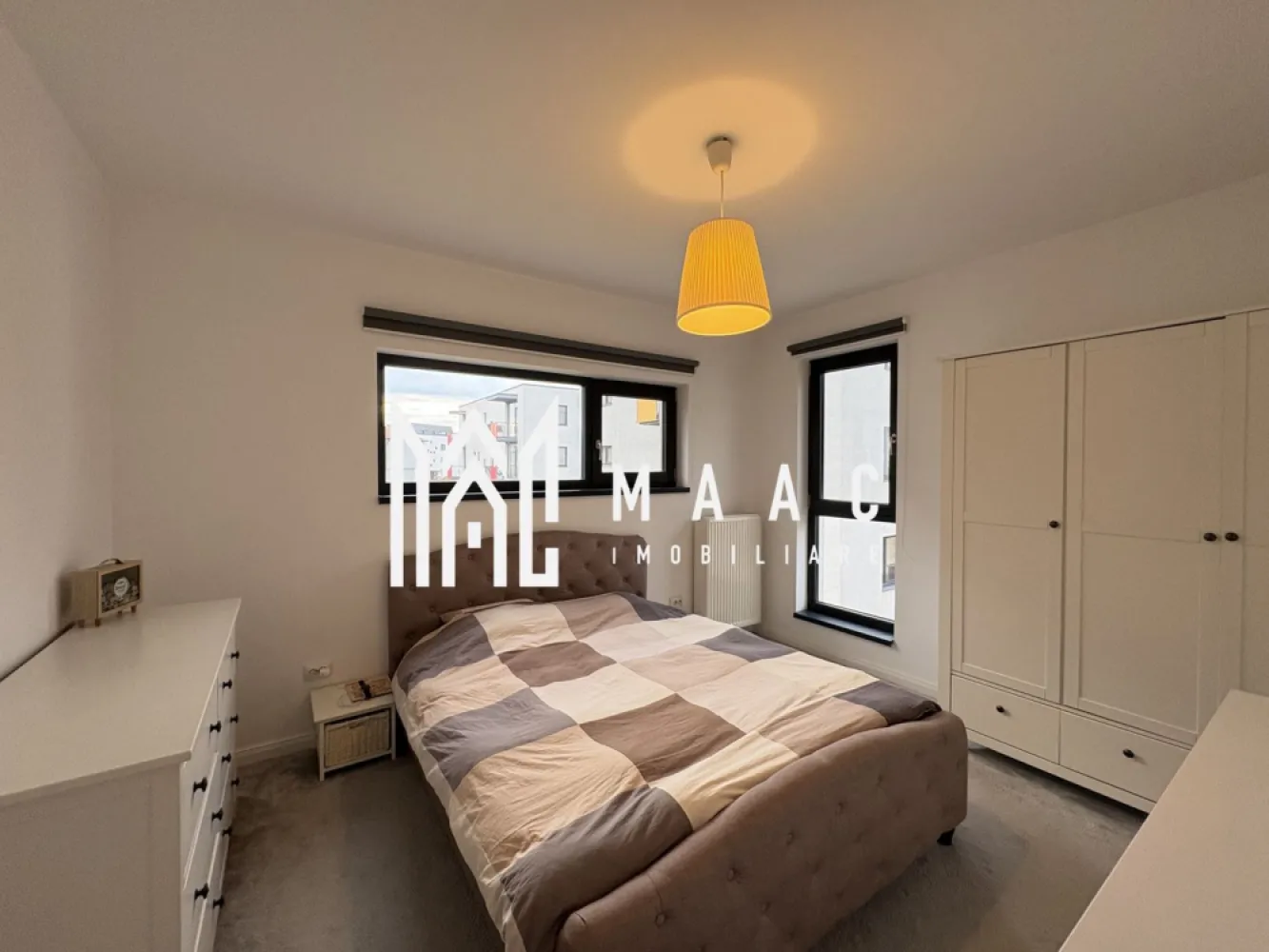 Apartament 3 camere I 2 Bai I Etajul 1 I Mobilat I Utilat - MAAC Imobiliare va propune spre vânzare un apartament situat in ansamblul ROGVAIV com Șelimbăr la et.1 din 2 etaje, având inclus în preț 1 loc de parcare.
•Apartamentul are parchet din LEMN MASIV, uși de la PORTA DOORS, pe peretele din bucătărie este TRAVERTIN, sanitare CERSANIT & GEBERIT, calorifere cu 2 RANDURI DE PANOURI CONVECTIVE, prize și întrerupătoare SCHNEIDER. 
•Orientat spre Sud apartamentul are o priveliște minunata cu o distanță considerabilă între clădiri ! 
•Baia cea mare dispune de ventilație naturală, iar baia cea mică are ventilator. 
•Apartamentul este de 73,20 m + 2 balcoane 
•TOTAL suprafață utila 78,2m

Pentru mai multe detalii precizați ca ați văzut anunțul cu ID CP 2987812