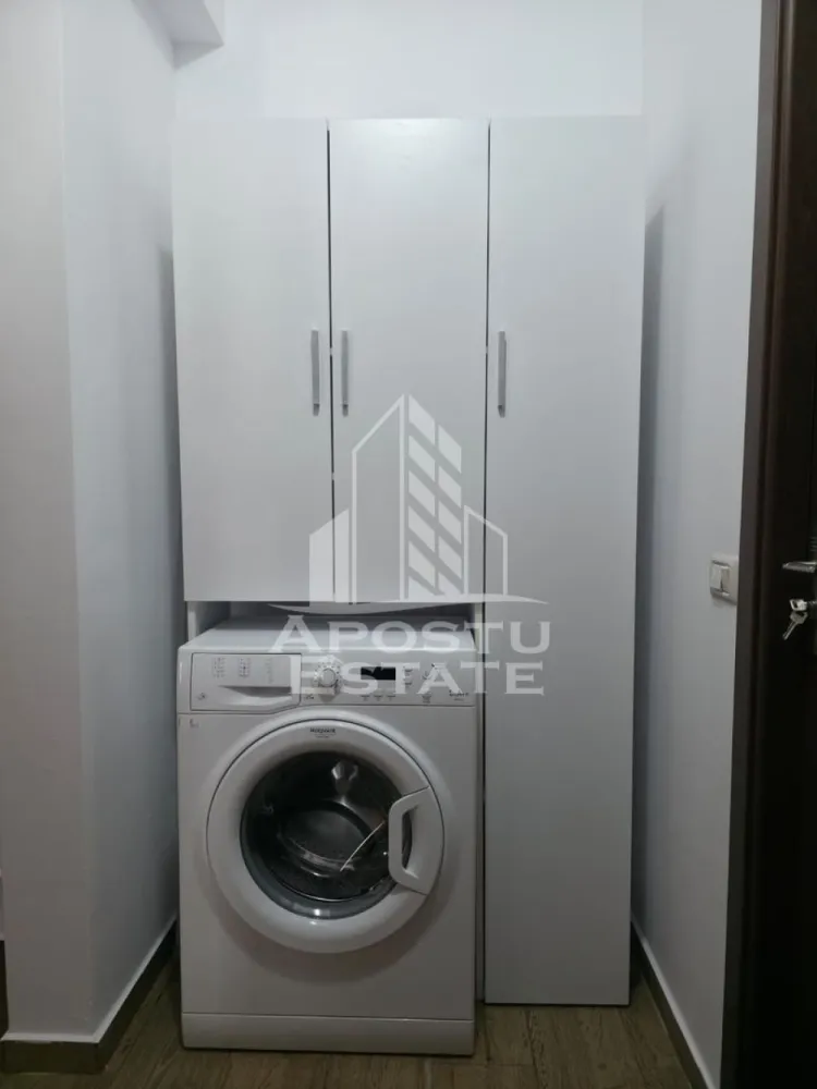 Apartament cu 2 camere de inchiriat, Dambovita,Timisoara - Agentia imobiliara APOSTU ESTATE va propune spre inchiriere un apartament cu 2 camere, spatios si luminos, situat in zona Dambovita, o zona linistita si bine pozitionata din Timisoara, potrivit pentru cupluri,familii, sau studenti care isi doresc o locuinta unde sa se simta confortabil si cu acces facil catre scoli, statii de autobuz, supermarketuri , magazine de zona, parcuri.

Suprafata utila: 50 mp
Compartimentare eficienta:
-Bucatarie complet mobilata si utilata, cu loc de luat masa
-Living luminos si spatios
-Dormitor mobilat si utilat
-Baie prevazuta cu cada

Confort si facilitati:
-Incalzirea apartamentului: centrala proprie
-Apartamentul este complet mobilat si utilat

Localizare:
-Timis,Timisoara, zona Dambovita – acces facil spre magazine, scoli, parcuri si mijloace de transport in comun.

Ideal pentru:
-Familii
-Cupluri
-Studenti

Disponibilitate: imediata
Pret chirie lunara: 390 euro ( usor negociabil)
Programeaza o vizionare pentru a-ti putea imagina viitorul aici!
ID intern: CP3213131