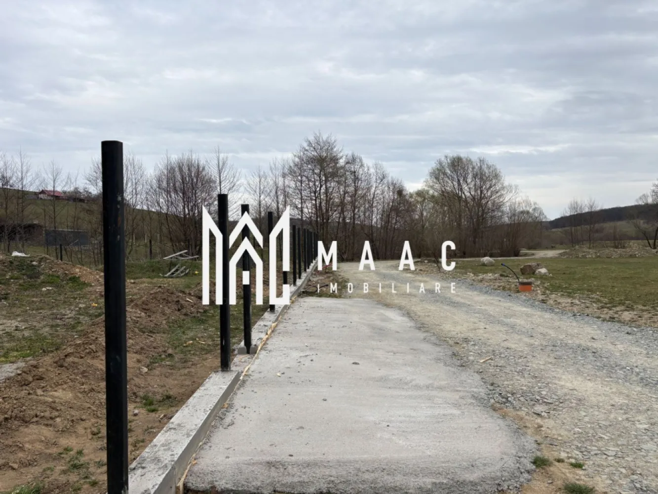 Teren intravilan Tocile, 660 mp, deschidere 17 m, utilități - MAAC Imobiliare va oferă spre vânzare teren intravilan situat în zona Tocile, pe strada Tocile de Jos, o locație liniștită, ideală pentru construcția unei locuințe.

Suprafața terenului este de 660 mp, cu o deschidere de 17 metri la stradă, oferind multiple posibilități de construire. Terenul beneficiază de o priveliște deosebită către munți, perfectă pentru cei care își doresc liniște, aer curat și peisaje naturale.

Toate utilitățile (apă, curent,canalizare) se află în fața terenului, facilitând racordarea rapidă. Accesul este facil, iar zona este în plină dezvoltare.

Ideal pentru casă de vacanță sau locuință permanentă

Pentru mai multe detalii precizați ca ați văzut anunțul cu ID CP 2987592
