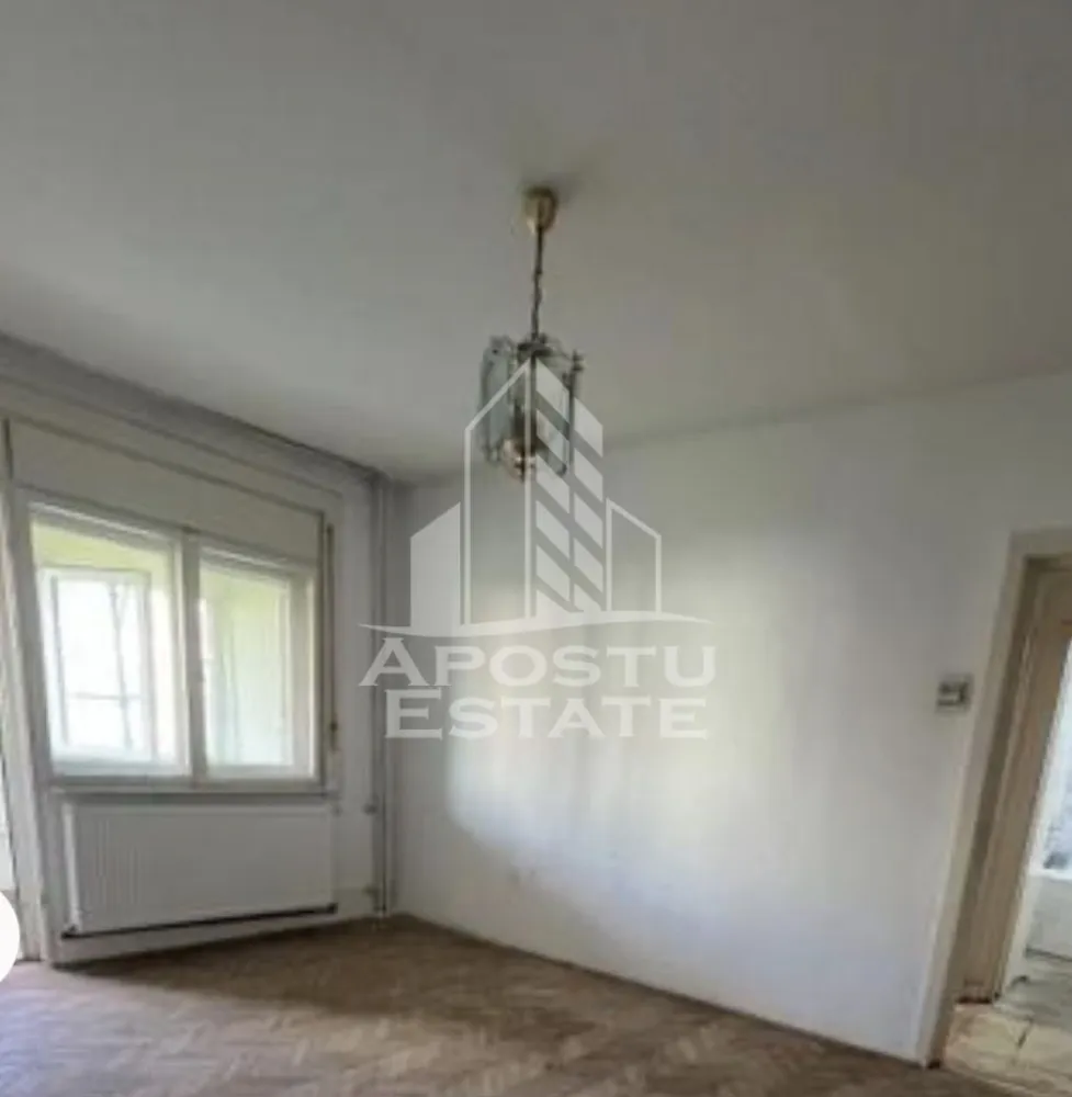 Apartament 2 camere, 55 mp + boxă, Complex Studențesc /Sala Olimpia - Apostu Estate va oferă spre vânzare apartament cu 2 camere și boxă în Complexul Studențesc 
Suprafață utilă: aprox. 55 mp
Boxă proprie: 2 mp
Bloc cu lift modernizat / schimbat recent
Bloc izolat termic
Exterior îngrijit
Structură: ciment / oțel-beton

Suprafață utilă conform releveu: 53,4 mp
Logie închisă și izolată: 3,6 mp
Suprafață totală folosibilă: 57 mp

Compartimentare:

hol: 5,1 mp
bucătărie: 8,1 mp
living: 17,3 mp
dormitor: 15,6 mp
hol secundar: 2 mp
baie: 3,3 mp
logie închisă și izolată: 3,6 mp
boxă: 2 mp

Dotări / lucrări deja făcute:

centrală nouă Vaillant, nefolosită
calorifere noi, nefolosite
geamuri termopan
logie închisă și izolată
bloc izolat termic
exterior îngrijit
lift modernizat / schimbat recent
scară luminoasă
țevi comune recent înlocuite
pluvială recent înlocuită
parchet existent cu posibilitate de recondiționare.

Alte detalii:

mobilierul rămas în apartament se eliberează de către proprietar

Avantaje zonă:

parcare facilă atât în fața, cât și în spatele blocului
zonă verde generoasă până la intrarea în bloc, cu efect de retragere față de zgomotul stradal
intimitate mai bună față de stradă .
 Vă așteptăm cu drag la o vizionare!cu mai multe detalii vă stăm la diapoziti telefonic .