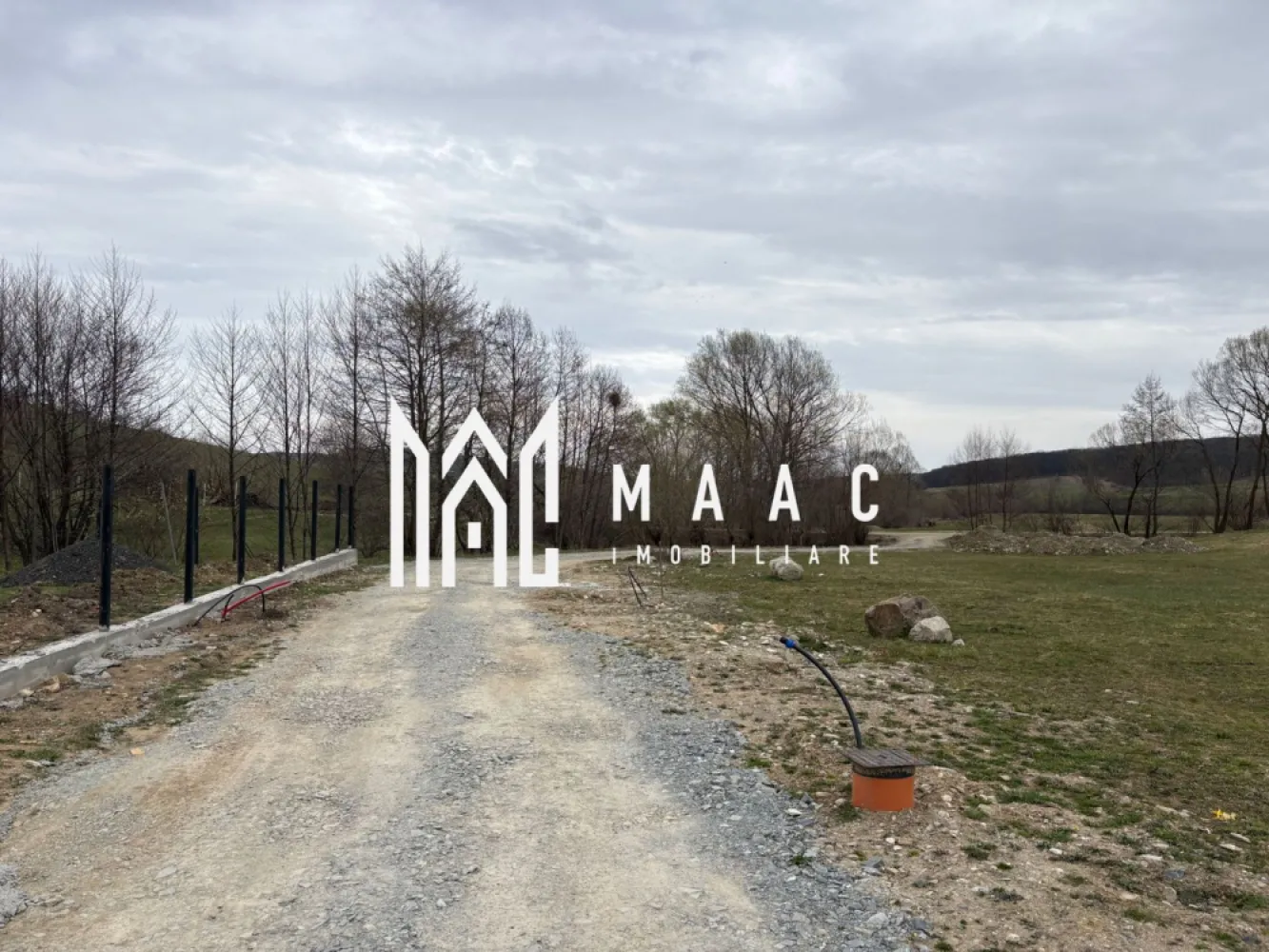 Teren intravilan Tocile, 660 mp, deschidere 17 m, utilități - MAAC Imobiliare va oferă spre vânzare teren intravilan situat în zona Tocile, pe strada Tocile de Jos, o locație liniștită, ideală pentru construcția unei locuințe.

Suprafața terenului este de 660 mp, cu o deschidere de 17 metri la stradă, oferind multiple posibilități de construire. Terenul beneficiază de o priveliște deosebită către munți, perfectă pentru cei care își doresc liniște, aer curat și peisaje naturale.

Toate utilitățile (apă, curent,canalizare) se află în fața terenului, facilitând racordarea rapidă. Accesul este facil, iar zona este în plină dezvoltare.

Ideal pentru casă de vacanță sau locuință permanentă

Pentru mai multe detalii precizați ca ați văzut anunțul cu ID CP 2987592