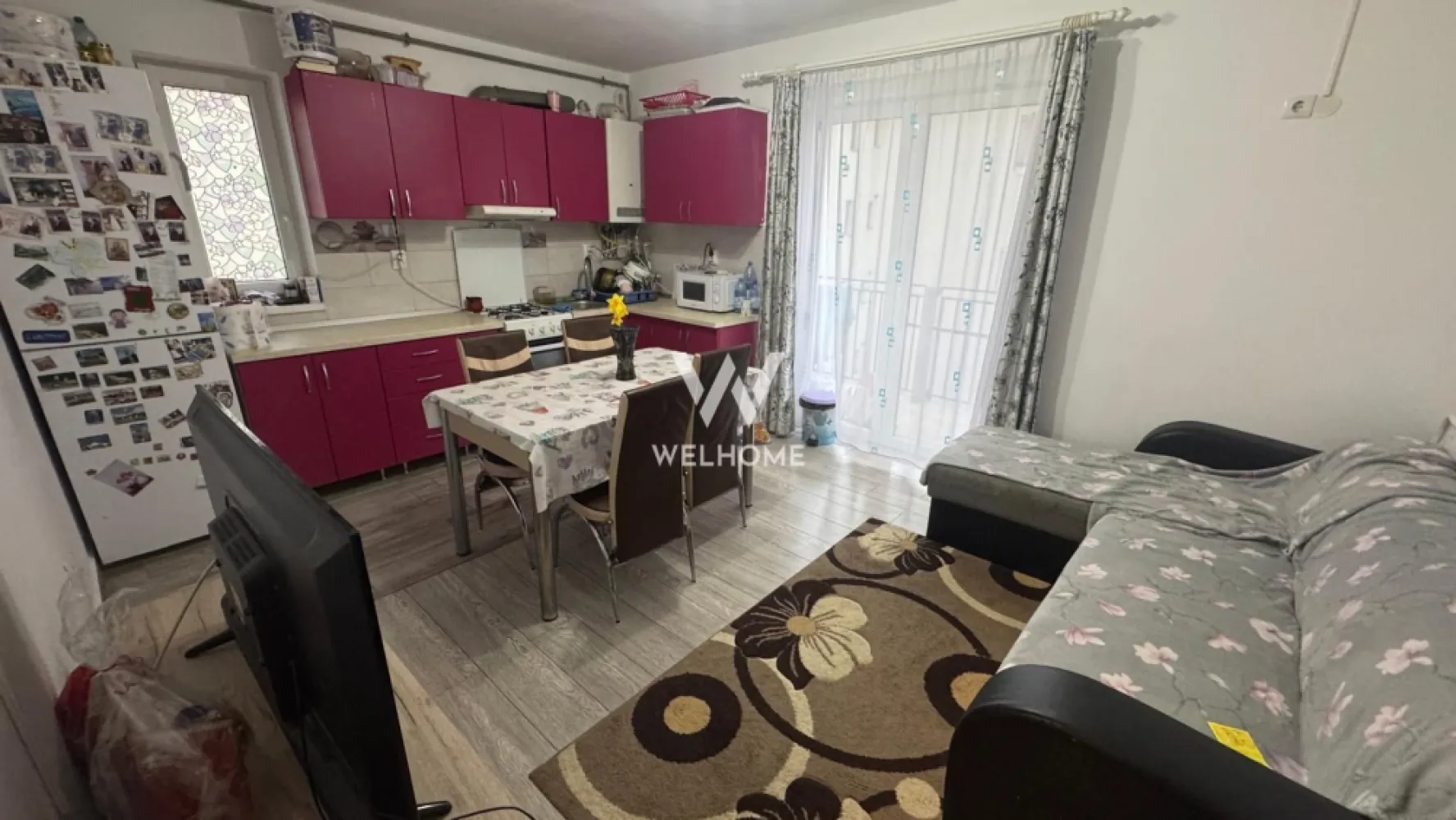Apartament 3 camere, mobilat și utilat complet - Arhitectilor Sibiu - Vă propunem spre vânzare un apartament primitor și bine compartimentat, situat pe strada Irina Rosetti, în zona Arhitecților – o locație apreciată pentru liniște și acces facil către oraș. Cu o suprafață utilă de 52 mp, locuința este amplasată la etajul 2 din 3 și oferă un ambient cald și funcțional, ideal pentru o familie sau pentru investiție. Compartimentarea este practică și eficientă: living luminos cu bucătărie open space, 2 dormitoare, baie cu geam, hol si 2 balcoane. Apartamentul se vinde complet mobilat și utilat, fiind pregătit pentru mutare imediată, fără investiții suplimentare. Spațiul este bine organizat, iar fiecare cameră oferă confort și funcționalitate. Un avantaj important îl reprezintă locul de parcare inclus, un beneficiu esențial în zonă. Zonă bună, cu acces rapid către Sibiu, aproape de magazine, mijloace de transport și puncte de interes. Preț: 110.000 euro - ușor negociabil