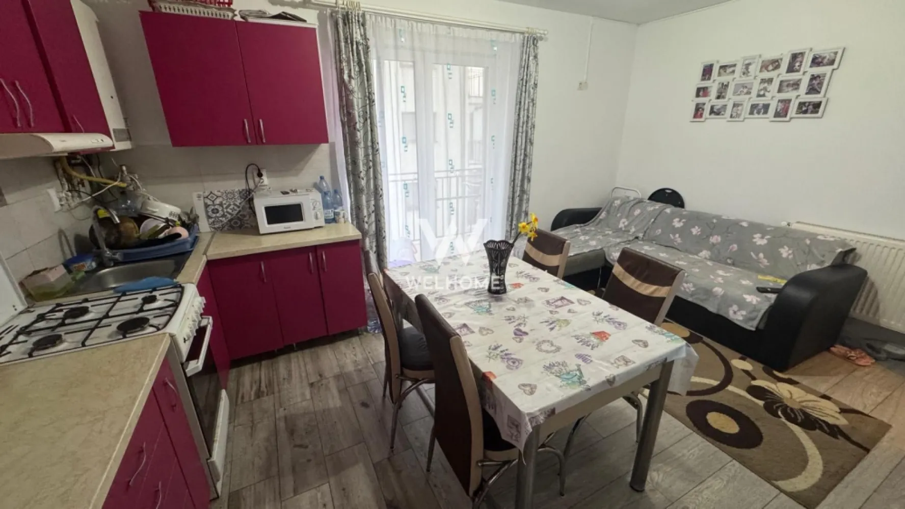 Apartament 3 camere, mobilat și utilat complet - Arhitectilor Sibiu - Vă propunem spre vânzare un apartament primitor și bine compartimentat, situat pe strada Irina Rosetti, în zona Arhitecților – o locație apreciată pentru liniște și acces facil către oraș. Cu o suprafață utilă de 52 mp, locuința este amplasată la etajul 2 din 3 și oferă un ambient cald și funcțional, ideal pentru o familie sau pentru investiție. Compartimentarea este practică și eficientă: living luminos cu bucătărie open space, 2 dormitoare, baie cu geam, hol si 2 balcoane. Apartamentul se vinde complet mobilat și utilat, fiind pregătit pentru mutare imediată, fără investiții suplimentare. Spațiul este bine organizat, iar fiecare cameră oferă confort și funcționalitate. Un avantaj important îl reprezintă locul de parcare inclus, un beneficiu esențial în zonă. Zonă bună, cu acces rapid către Sibiu, aproape de magazine, mijloace de transport și puncte de interes. Preț: 110.000 euro - ușor negociabil