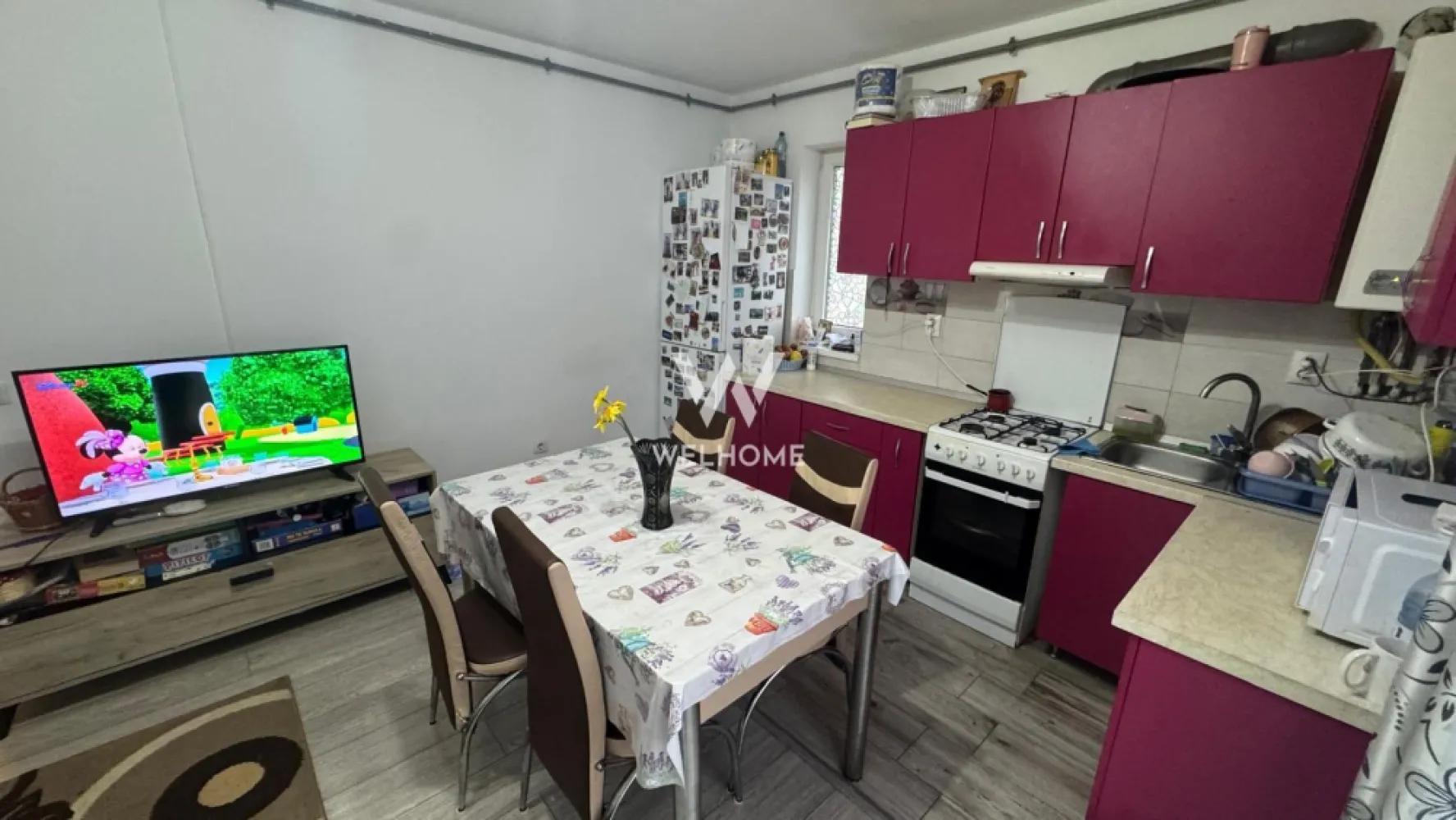Apartament 3 camere, mobilat și utilat complet - Arhitectilor Sibiu - Vă propunem spre vânzare un apartament primitor și bine compartimentat, situat pe strada Irina Rosetti, în zona Arhitecților – o locație apreciată pentru liniște și acces facil către oraș. Cu o suprafață utilă de 52 mp, locuința este amplasată la etajul 2 din 3 și oferă un ambient cald și funcțional, ideal pentru o familie sau pentru investiție. Compartimentarea este practică și eficientă: living luminos cu bucătărie open space, 2 dormitoare, baie cu geam, hol si 2 balcoane. Apartamentul se vinde complet mobilat și utilat, fiind pregătit pentru mutare imediată, fără investiții suplimentare. Spațiul este bine organizat, iar fiecare cameră oferă confort și funcționalitate. Un avantaj important îl reprezintă locul de parcare inclus, un beneficiu esențial în zonă. Zonă bună, cu acces rapid către Sibiu, aproape de magazine, mijloace de transport și puncte de interes. Preț: 110.000 euro - ușor negociabil
