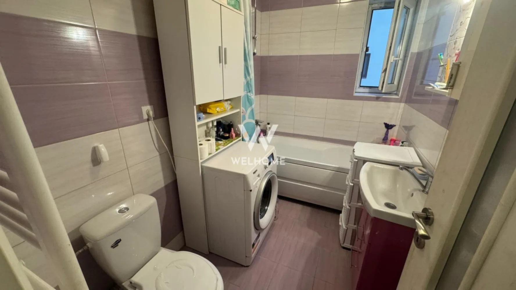 Apartament 3 camere, mobilat și utilat complet - Arhitectilor Sibiu - Vă propunem spre vânzare un apartament primitor și bine compartimentat, situat pe strada Irina Rosetti, în zona Arhitecților – o locație apreciată pentru liniște și acces facil către oraș. Cu o suprafață utilă de 52 mp, locuința este amplasată la etajul 2 din 3 și oferă un ambient cald și funcțional, ideal pentru o familie sau pentru investiție. Compartimentarea este practică și eficientă: living luminos cu bucătărie open space, 2 dormitoare, baie cu geam, hol si 2 balcoane. Apartamentul se vinde complet mobilat și utilat, fiind pregătit pentru mutare imediată, fără investiții suplimentare. Spațiul este bine organizat, iar fiecare cameră oferă confort și funcționalitate. Un avantaj important îl reprezintă locul de parcare inclus, un beneficiu esențial în zonă. Zonă bună, cu acces rapid către Sibiu, aproape de magazine, mijloace de transport și puncte de interes. Preț: 110.000 euro - ușor negociabil