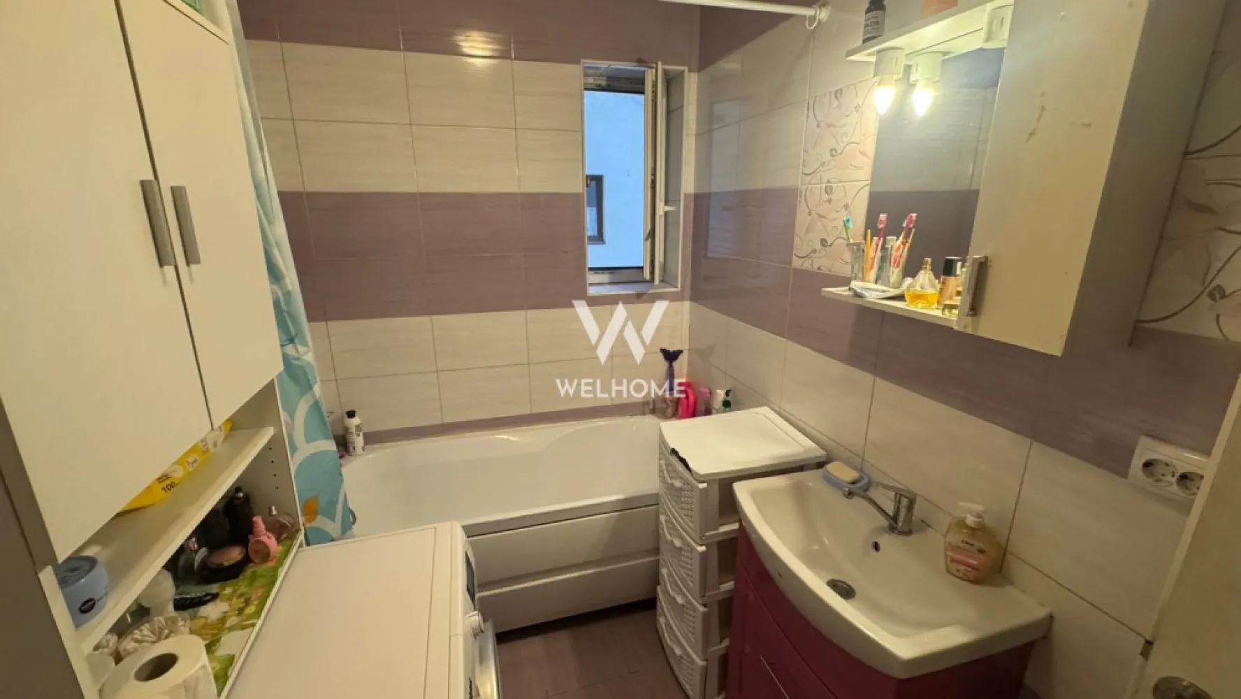 Apartament 3 camere, mobilat și utilat complet - Arhitectilor Sibiu - Vă propunem spre vânzare un apartament primitor și bine compartimentat, situat pe strada Irina Rosetti, în zona Arhitecților – o locație apreciată pentru liniște și acces facil către oraș. Cu o suprafață utilă de 52 mp, locuința este amplasată la etajul 2 din 3 și oferă un ambient cald și funcțional, ideal pentru o familie sau pentru investiție. Compartimentarea este practică și eficientă: living luminos cu bucătărie open space, 2 dormitoare, baie cu geam, hol si 2 balcoane. Apartamentul se vinde complet mobilat și utilat, fiind pregătit pentru mutare imediată, fără investiții suplimentare. Spațiul este bine organizat, iar fiecare cameră oferă confort și funcționalitate. Un avantaj important îl reprezintă locul de parcare inclus, un beneficiu esențial în zonă. Zonă bună, cu acces rapid către Sibiu, aproape de magazine, mijloace de transport și puncte de interes. Preț: 110.000 euro - ușor negociabil
