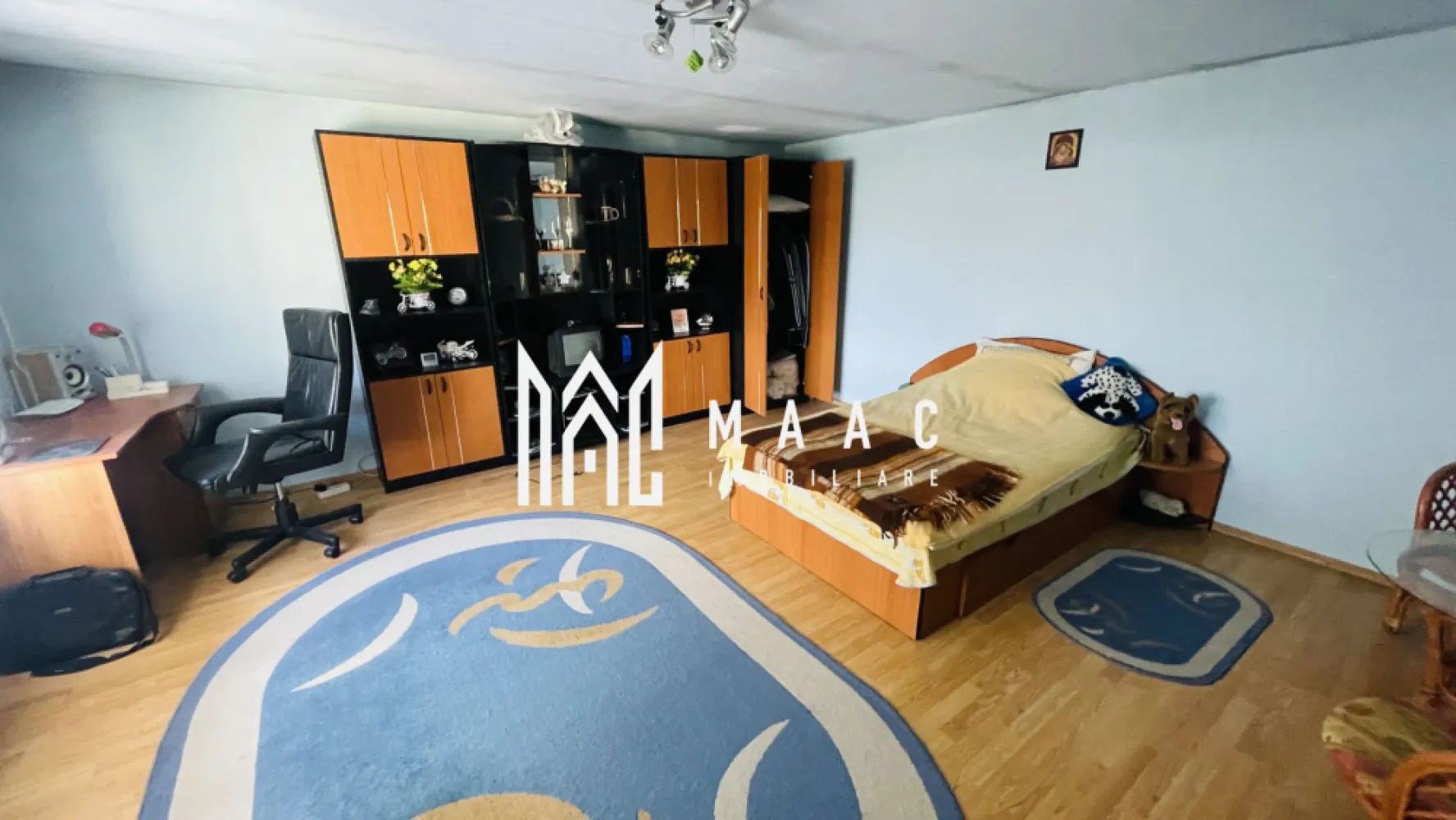 Vila 9 Camere I 5Bai | 370 MP I Curte 500 MP I Turnisor - MAAC Imobiliare va propune spre vanzare vila situata in Turnisor.

Imobilul are o suprafata utila de 360 mp, compartimentat in 2 livinguri, 4 dormitoare, 5 bai, 2 garsoniere.

Imobilul are un teren de 700 mp, amprenta casei fiind de 200 mp, curte libera fiind de 500 mp.

Vila este intr-o zona linistita, aproape de toate centrele comerciale din Turnisor, gradinite, scoli.

Pentru mai multe detalii astept telefonul dumneavoastra cu specificatia ca ati vazut anuntul CP1478887.