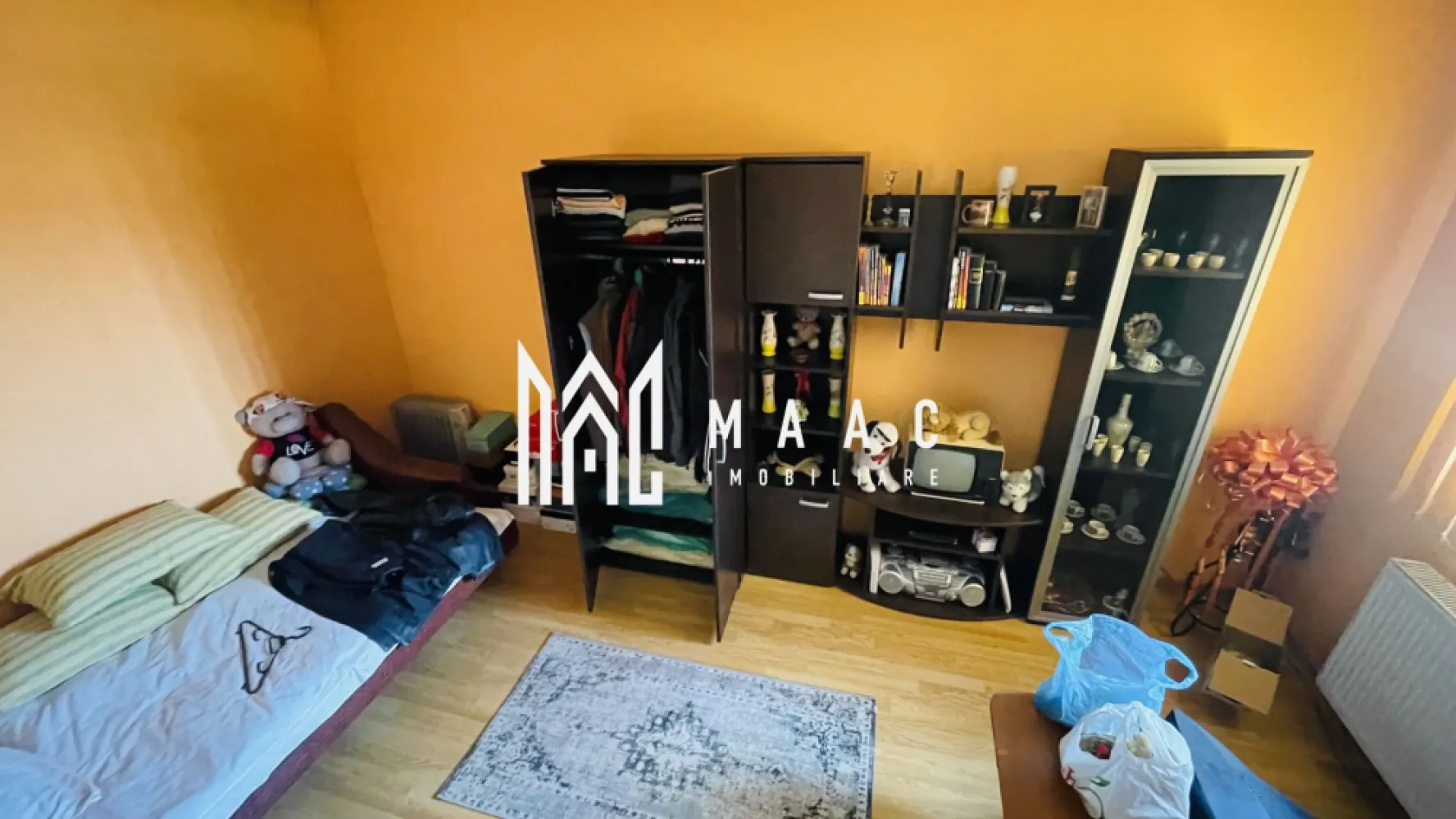 Vila 9 Camere I 5Bai | 370 MP I Curte 500 MP I Turnisor - MAAC Imobiliare va propune spre vanzare vila situata in Turnisor.

Imobilul are o suprafata utila de 360 mp, compartimentat in 2 livinguri, 4 dormitoare, 5 bai, 2 garsoniere.

Imobilul are un teren de 700 mp, amprenta casei fiind de 200 mp, curte libera fiind de 500 mp.

Vila este intr-o zona linistita, aproape de toate centrele comerciale din Turnisor, gradinite, scoli.

Pentru mai multe detalii astept telefonul dumneavoastra cu specificatia ca ati vazut anuntul CP1478887.