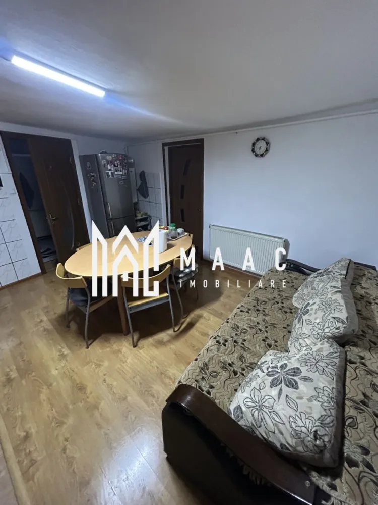 Apartament 3 Camere | 93 Mp Utili | Pivniță 7 Mp | Zonă Ultracentrală - MAAC Imobiliare vă propune spre vânzare un apartament situat în zona ultracentrală a Sibiului

Vă prezentăm un apartament spațios de 3 camere, cu o suprafață utilă de 93 mp, poziționat excelent, la doar 2 minute de mers pe jos de Piața Mare – centrul istoric al orașului și una dintre cele mai reprezentative zone din Sibiu.

Compartimentare și beneficii:

2 camere spațioase
Bucătărie generoasă, cu posibilitate de transformare în living cu bucătărie open-space
Baie
Pivniță de 7 mp
Acces la pod

Apartamentul a fost complet renovat în anul 2025 (instalații electrice și sanitare), fiind pregătit pentru mutare imediată. Dispune de centrală proprie și încălzire prin calorifere, oferind confort pe tot parcursul anului.

Avantaje:

Zonă ultracentrală, la 2 minute de Piața Mare
Renovare completă realizată în 2025
Instalații electrice și sanitare noi
Acoperiș renovat complet în anul 2022
Posibilitate de recompartimentare în open-space
Spații suplimentare: pivniță și pod

Poziționarea ultracentrală reprezintă un avantaj major, cu acces rapid către restaurante, cafenele și obiective turistice. Piața Mare este un punct de referință al Sibiului, cunoscut pentru farmecul său arhitectural și atmosfera vibrantă.

Pentru mai multe detalii sau pentru programarea unei vizionări, vă rugăm să ne contactați specificând ID:CP2993048