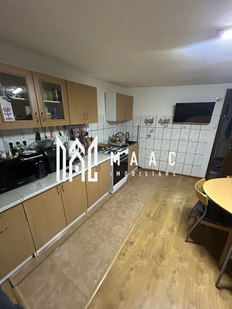 Apartament 3 Camere | 93 Mp Utili | Pivniță 7 Mp | Zonă Ultracentrală - MAAC Imobiliare vă propune spre vânzare un apartament situat în zona ultracentrală a Sibiului

Vă prezentăm un apartament spațios de 3 camere, cu o suprafață utilă de 93 mp, poziționat excelent, la doar 2 minute de mers pe jos de Piața Mare – centrul istoric al orașului și una dintre cele mai reprezentative zone din Sibiu.

Compartimentare și beneficii:

2 camere spațioase
Bucătărie generoasă, cu posibilitate de transformare în living cu bucătărie open-space
Baie
Pivniță de 7 mp
Acces la pod

Apartamentul a fost complet renovat în anul 2025 (instalații electrice și sanitare), fiind pregătit pentru mutare imediată. Dispune de centrală proprie și încălzire prin calorifere, oferind confort pe tot parcursul anului.

Avantaje:

Zonă ultracentrală, la 2 minute de Piața Mare
Renovare completă realizată în 2025
Instalații electrice și sanitare noi
Acoperiș renovat complet în anul 2022
Posibilitate de recompartimentare în open-space
Spații suplimentare: pivniță și pod

Poziționarea ultracentrală reprezintă un avantaj major, cu acces rapid către restaurante, cafenele și obiective turistice. Piața Mare este un punct de referință al Sibiului, cunoscut pentru farmecul său arhitectural și atmosfera vibrantă.

Pentru mai multe detalii sau pentru programarea unei vizionări, vă rugăm să ne contactați specificând ID:CP2993048