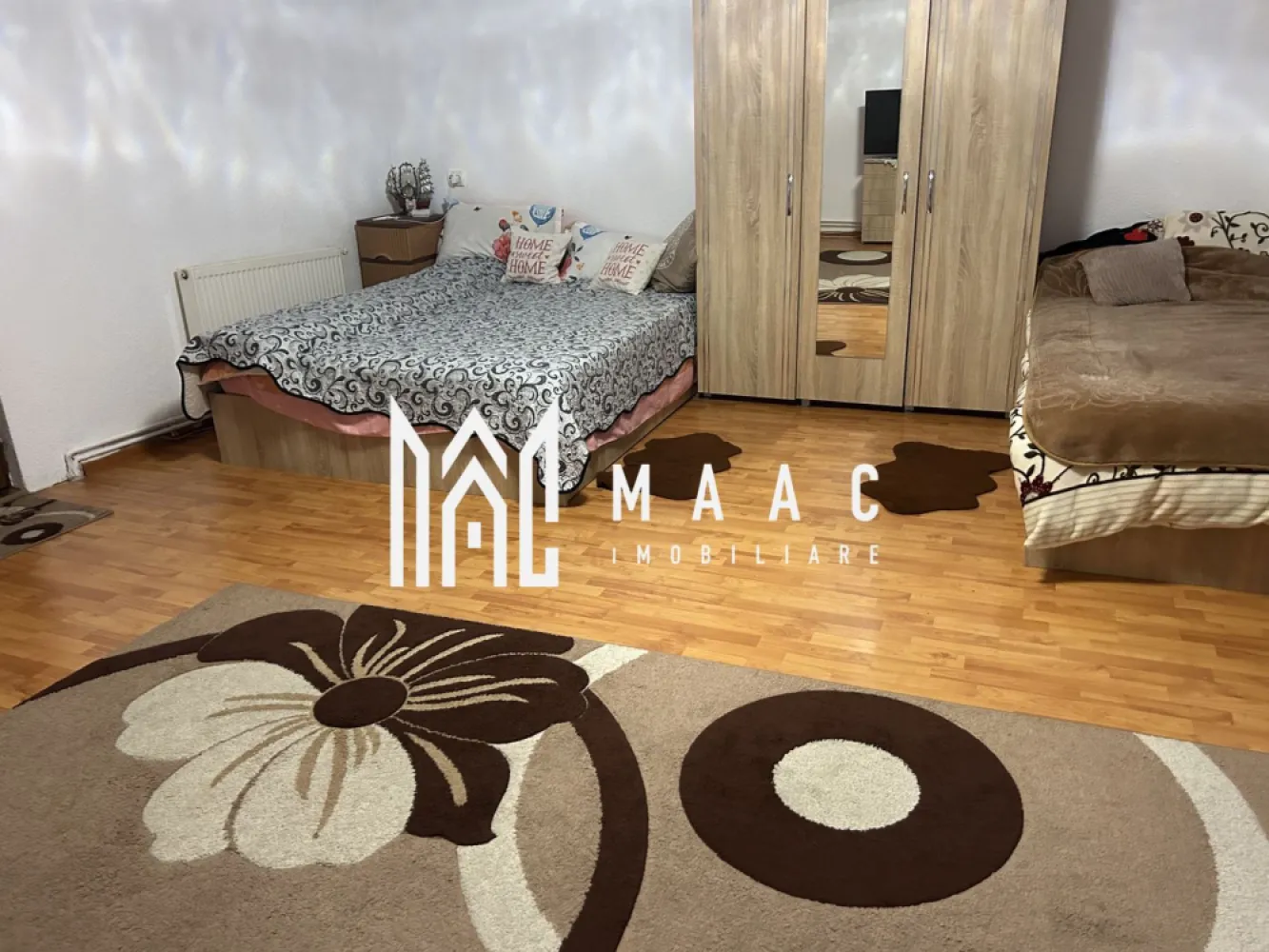 Apartament 3 Camere | 93 Mp Utili | Pivniță 7 Mp | Zonă Ultracentrală - MAAC Imobiliare vă propune spre vânzare un apartament situat în zona ultracentrală a Sibiului

Vă prezentăm un apartament spațios de 3 camere, cu o suprafață utilă de 93 mp, poziționat excelent, la doar 2 minute de mers pe jos de Piața Mare – centrul istoric al orașului și una dintre cele mai reprezentative zone din Sibiu.

Compartimentare și beneficii:

2 camere spațioase
Bucătărie generoasă, cu posibilitate de transformare în living cu bucătărie open-space
Baie
Pivniță de 7 mp
Acces la pod

Apartamentul a fost complet renovat în anul 2025 (instalații electrice și sanitare), fiind pregătit pentru mutare imediată. Dispune de centrală proprie și încălzire prin calorifere, oferind confort pe tot parcursul anului.

Avantaje:

Zonă ultracentrală, la 2 minute de Piața Mare
Renovare completă realizată în 2025
Instalații electrice și sanitare noi
Acoperiș renovat complet în anul 2022
Posibilitate de recompartimentare în open-space
Spații suplimentare: pivniță și pod

Poziționarea ultracentrală reprezintă un avantaj major, cu acces rapid către restaurante, cafenele și obiective turistice. Piața Mare este un punct de referință al Sibiului, cunoscut pentru farmecul său arhitectural și atmosfera vibrantă.

Pentru mai multe detalii sau pentru programarea unei vizionări, vă rugăm să ne contactați specificând ID:CP2993048