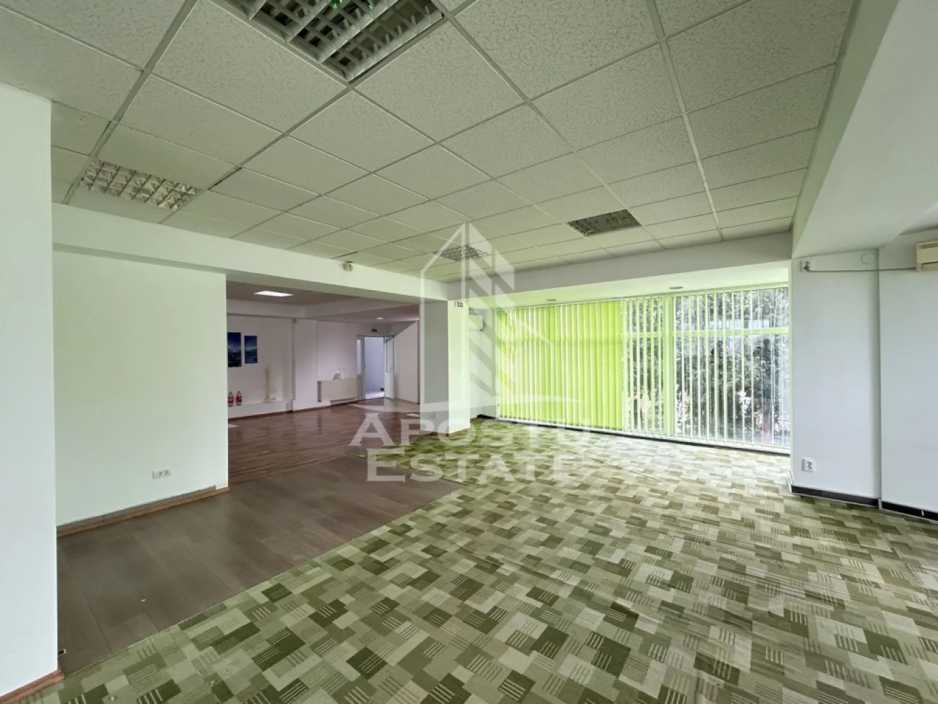Spațiu birouri 116 mp de închiriat, zona Andrei Saguna. - Agentia imobiliara APOSTU ESTATE va ofera spre inchiriere spațiu pentru birouri , de 116 mp, in zona Andrei Saguna Timisoara.

Spațiul este amplasat la etajul 1 al unei cladiri de birouri, are suprafata totala de 116 mp, compus doua încaperi .
Grupurile sanitare sunt pe holul comun al clădirii. Contorizare separata pentru curent.
In imediata apropiere a clădirii sunt disponibile locuri de parcare.
Confortul termic este asigurat de centrala proprie,a clădirii , pe gaz si calorifere.
Biroul dispune de 3 instralatii de climatizare.

Va asteptam cu drag pentru o vizionare.

CP3200818