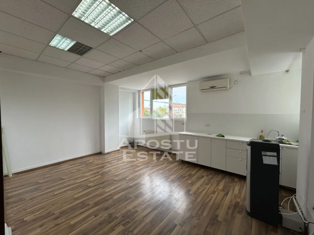 Spațiu birouri 116 mp de închiriat, zona Andrei Saguna. - Agentia imobiliara APOSTU ESTATE va ofera spre inchiriere spațiu pentru birouri , de 116 mp, in zona Andrei Saguna Timisoara.

Spațiul este amplasat la etajul 1 al unei cladiri de birouri, are suprafata totala de 116 mp, compus doua încaperi .
Grupurile sanitare sunt pe holul comun al clădirii. Contorizare separata pentru curent.
In imediata apropiere a clădirii sunt disponibile locuri de parcare.
Confortul termic este asigurat de centrala proprie,a clădirii , pe gaz si calorifere.
Biroul dispune de 3 instralatii de climatizare.

Va asteptam cu drag pentru o vizionare.

CP3200818