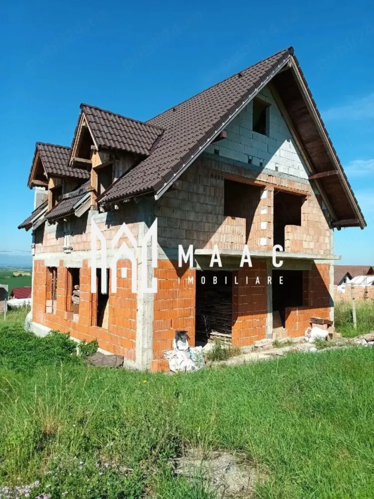 Casa 4 camere I Sura Mare I 500 MP Teren - MAAC Imobiliare vă prezintă o proprietate modernă, situată în Șura Mare, ideală pentru o familie care își dorește liniște, spațiu și confort, la doar câteva minute de Sibiu.
 Caracteristici generale:
Suprafață utilă: aproximativ 170 mp
Suprafață teren: 500 mp
Regim de înălțime: Demisol + Parter + Etaj
 Compartimentare inteligentă:
🔹 Demisol:
Pivniță – 15 mp (ideală pentru depozitare)
🔹 Parter (aprox. 80 mp):
Living generos – 32 mp
Bucătărie separată – 20 mp
Baie
Spațiu de depozitare
Acces către terasă
🔹 Etaj:
3 dormitoare luminoase
Baie
Dressing
Hol
Terasă de 12 mp
Balcon
 Utilități:
Apă
Canalizare
Curent electric
Gaz (în curs de racordare)
 Terenul de 500 mp oferă multiple posibilități de amenajare: grădină, zonă de relaxare sau loc de joacă.
Pentru mai multe detalii și vizionări, precizati telefonic ca ati vazut anuntul cu ID:CP2992806