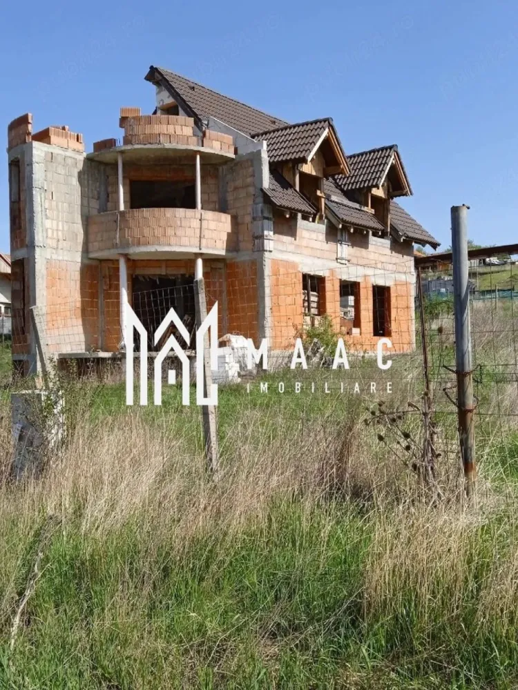 Casa 4 camere I Sura Mare I 500 MP Teren - MAAC Imobiliare vă prezintă o proprietate modernă, situată în Șura Mare, ideală pentru o familie care își dorește liniște, spațiu și confort, la doar câteva minute de Sibiu.
 Caracteristici generale:
Suprafață utilă: aproximativ 170 mp
Suprafață teren: 500 mp
Regim de înălțime: Demisol + Parter + Etaj
 Compartimentare inteligentă:
🔹 Demisol:
Pivniță – 15 mp (ideală pentru depozitare)
🔹 Parter (aprox. 80 mp):
Living generos – 32 mp
Bucătărie separată – 20 mp
Baie
Spațiu de depozitare
Acces către terasă
🔹 Etaj:
3 dormitoare luminoase
Baie
Dressing
Hol
Terasă de 12 mp
Balcon
 Utilități:
Apă
Canalizare
Curent electric
Gaz (în curs de racordare)
 Terenul de 500 mp oferă multiple posibilități de amenajare: grădină, zonă de relaxare sau loc de joacă.
Pentru mai multe detalii și vizionări, precizati telefonic ca ati vazut anuntul cu ID:CP2992806