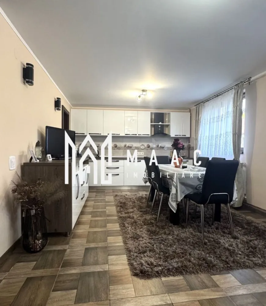 Casă 3 camere I 1250 mp teren I Porumbacu de jos-sat Colun - MAAC imobiliare va propune spre vânzare o casă finalizată în 2021, cu 3 camere, situată într-o zonă liniștită, ideală pentru locuit sau casă de vacanță, in Colun.

Casa are o configurare lejera, e solid construita, din caramida rosie, cu placa de beton intre nivele, parchet triplustratificat, centrala electrica si calorifere, panouri pentru apa calda, izolata termic, acoperis din tigla ceramica. 
Proprietatea este insorita si ofera, in zilele frumoase, o priveliste superba.

Utilitati- apa de la sistemul comunal, canalizarea-cu fosa pe 2 zone, curent (si trifazic).
La parter regasim bucatarie cu living open space, camera tehnica, baie cu vana si geam de aerisire, hol, casa scarii iar la mansarda-2 dormitoare, balcon, acces pre pod.
Se preda partial mobilata/utilata.
In spatele casei, spre zona de curte, exista o terasa marginita de o bucatarie de vara, mobilata si utilata.

Proprietatea detine si garaj, anexa, curte libera, fantana functionala, gradina.
-Garajul (cca 55mp) poate gazdui 3 masini. 
-Anexa, o constructie nefinalizata inca, este folosita acum pentru depozitare dar este conectata la canalizare si poate fi transformata intr-o zona rezidentiala.
-Curtea libera are cca 500 mp si este amenajata ca zona de relaxare, verde.
-Partea de gradina, dispusa in partea din spate a proprietatii este ingradita si poate fi folosita pentru activitati de gradinarit.

Proprietatea are acces rapid, fiind la doar 5 km de noua Autostradă A13 (Sibiu–Brașov).
În apropiere se află munții Făgăraș, Transfăgărășanul, Mănăstirea Cârța, Palatul Brukenthal Avrig, Valea Avrigului , Albota , Castelul de Lut (Castelul Zânelor), zone turistice de mare interes.
O alegere excelentă pentru relaxare, turism sau investiție.

Pentru mai multe detalii precizați ca ați văzut anunțul cu ID CP2860947