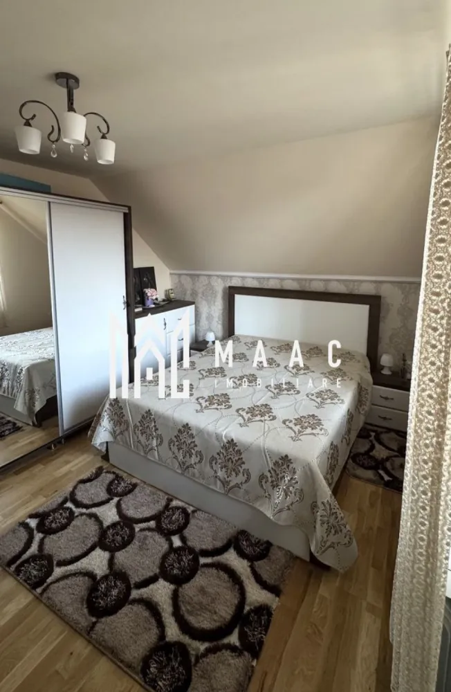 Casă 3 camere I 1250 mp teren I Porumbacu de jos-sat Colun - MAAC imobiliare va propune spre vânzare o casă finalizată în 2021, cu 3 camere, situată într-o zonă liniștită, ideală pentru locuit sau casă de vacanță, in Colun.

Casa are o configurare lejera, e solid construita, din caramida rosie, cu placa de beton intre nivele, parchet triplustratificat, centrala electrica si calorifere, panouri pentru apa calda, izolata termic, acoperis din tigla ceramica. 
Proprietatea este insorita si ofera, in zilele frumoase, o priveliste superba.

Utilitati- apa de la sistemul comunal, canalizarea-cu fosa pe 2 zone, curent (si trifazic).
La parter regasim bucatarie cu living open space, camera tehnica, baie cu vana si geam de aerisire, hol, casa scarii iar la mansarda-2 dormitoare, balcon, acces pre pod.
Se preda partial mobilata/utilata.
In spatele casei, spre zona de curte, exista o terasa marginita de o bucatarie de vara, mobilata si utilata.

Proprietatea detine si garaj, anexa, curte libera, fantana functionala, gradina.
-Garajul (cca 55mp) poate gazdui 3 masini. 
-Anexa, o constructie nefinalizata inca, este folosita acum pentru depozitare dar este conectata la canalizare si poate fi transformata intr-o zona rezidentiala.
-Curtea libera are cca 500 mp si este amenajata ca zona de relaxare, verde.
-Partea de gradina, dispusa in partea din spate a proprietatii este ingradita si poate fi folosita pentru activitati de gradinarit.

Proprietatea are acces rapid, fiind la doar 5 km de noua Autostradă A13 (Sibiu–Brașov).
În apropiere se află munții Făgăraș, Transfăgărășanul, Mănăstirea Cârța, Palatul Brukenthal Avrig, Valea Avrigului , Albota , Castelul de Lut (Castelul Zânelor), zone turistice de mare interes.
O alegere excelentă pentru relaxare, turism sau investiție.

Pentru mai multe detalii precizați ca ați văzut anunțul cu ID CP2860947