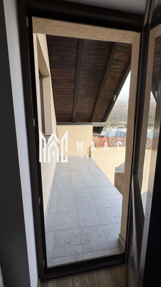 Casă 3 camere I 1250 mp teren I Porumbacu de jos-sat Colun - MAAC imobiliare va propune spre vânzare o casă finalizată în 2021, cu 3 camere, situată într-o zonă liniștită, ideală pentru locuit sau casă de vacanță, in Colun.

Casa are o configurare lejera, e solid construita, din caramida rosie, cu placa de beton intre nivele, parchet triplustratificat, centrala electrica si calorifere, panouri pentru apa calda, izolata termic, acoperis din tigla ceramica. 
Proprietatea este insorita si ofera, in zilele frumoase, o priveliste superba.

Utilitati- apa de la sistemul comunal, canalizarea-cu fosa pe 2 zone, curent (si trifazic).
La parter regasim bucatarie cu living open space, camera tehnica, baie cu vana si geam de aerisire, hol, casa scarii iar la mansarda-2 dormitoare, balcon, acces pre pod.
Se preda partial mobilata/utilata.
In spatele casei, spre zona de curte, exista o terasa marginita de o bucatarie de vara, mobilata si utilata.

Proprietatea detine si garaj, anexa, curte libera, fantana functionala, gradina.
-Garajul (cca 55mp) poate gazdui 3 masini. 
-Anexa, o constructie nefinalizata inca, este folosita acum pentru depozitare dar este conectata la canalizare si poate fi transformata intr-o zona rezidentiala.
-Curtea libera are cca 500 mp si este amenajata ca zona de relaxare, verde.
-Partea de gradina, dispusa in partea din spate a proprietatii este ingradita si poate fi folosita pentru activitati de gradinarit.

Proprietatea are acces rapid, fiind la doar 5 km de noua Autostradă A13 (Sibiu–Brașov).
În apropiere se află munții Făgăraș, Transfăgărășanul, Mănăstirea Cârța, Palatul Brukenthal Avrig, Valea Avrigului , Albota , Castelul de Lut (Castelul Zânelor), zone turistice de mare interes.
O alegere excelentă pentru relaxare, turism sau investiție.

Pentru mai multe detalii precizați ca ați văzut anunțul cu ID CP2860947