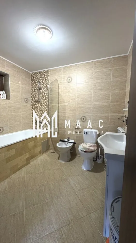 Casă 3 camere I 1250 mp teren I Porumbacu de jos-sat Colun - MAAC imobiliare va propune spre vânzare o casă finalizată în 2021, cu 3 camere, situată într-o zonă liniștită, ideală pentru locuit sau casă de vacanță, in Colun.

Casa are o configurare lejera, e solid construita, din caramida rosie, cu placa de beton intre nivele, parchet triplustratificat, centrala electrica si calorifere, panouri pentru apa calda, izolata termic, acoperis din tigla ceramica. 
Proprietatea este insorita si ofera, in zilele frumoase, o priveliste superba.

Utilitati- apa de la sistemul comunal, canalizarea-cu fosa pe 2 zone, curent (si trifazic).
La parter regasim bucatarie cu living open space, camera tehnica, baie cu vana si geam de aerisire, hol, casa scarii iar la mansarda-2 dormitoare, balcon, acces pre pod.
Se preda partial mobilata/utilata.
In spatele casei, spre zona de curte, exista o terasa marginita de o bucatarie de vara, mobilata si utilata.

Proprietatea detine si garaj, anexa, curte libera, fantana functionala, gradina.
-Garajul (cca 55mp) poate gazdui 3 masini. 
-Anexa, o constructie nefinalizata inca, este folosita acum pentru depozitare dar este conectata la canalizare si poate fi transformata intr-o zona rezidentiala.
-Curtea libera are cca 500 mp si este amenajata ca zona de relaxare, verde.
-Partea de gradina, dispusa in partea din spate a proprietatii este ingradita si poate fi folosita pentru activitati de gradinarit.

Proprietatea are acces rapid, fiind la doar 5 km de noua Autostradă A13 (Sibiu–Brașov).
În apropiere se află munții Făgăraș, Transfăgărășanul, Mănăstirea Cârța, Palatul Brukenthal Avrig, Valea Avrigului , Albota , Castelul de Lut (Castelul Zânelor), zone turistice de mare interes.
O alegere excelentă pentru relaxare, turism sau investiție.

Pentru mai multe detalii precizați ca ați văzut anunțul cu ID CP2860947