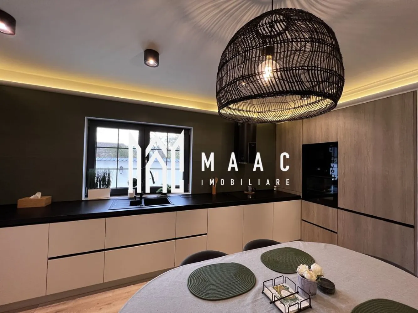 Duplex | 210 mp | Curte 200 mp | 5 Camere | 3 Băi | Șelimbăr - MAAC Imobiliare vă propune spre vânzare o casă spațioasă și elegantă, ideală pentru o familie care își dorește confort, funcționalitate și un ambient modern, bine organizat. Proprietatea beneficiază de o suprafață utilă de 211 mp și o curte de aproximativ 200 mp, oferind un echilibru optim între spațiul interior generos și zona exterioară dedicată relaxării.

Locuința este compartimentată inteligent, cu încăperi luminoase și bine dimensionate, fiind potrivită atât pentru locuire permanentă, cât și pentru investiție pe termen lung. Se vinde complet mobilată și utilată, cu finisaje de calitate, gata pentru mutare imediată fără necesitatea unor investiții suplimentare.

Compartimentare:
-5 camere spațioase, ideale pentru living, dormitoare sau birou
-dressing generos de 14 mp
-3 băi moderne, amenajate cu atenție la detalii

Exterior:
-curte privată de aproximativ 200 mp, ideală pentru relaxare sau amenajare spațiu verde
-carport pentru protecția mașinii

Proprietatea se evidențiază prin suprafețele generoase, compartimentarea practică și atmosfera primitoare, fiind o alegere excelentă pentru cei care caută o locuință complet echipată într-un cadru confortabil.

Pentru mai multe detalii, vă rugăm să menționați CP2988696 la telefon.