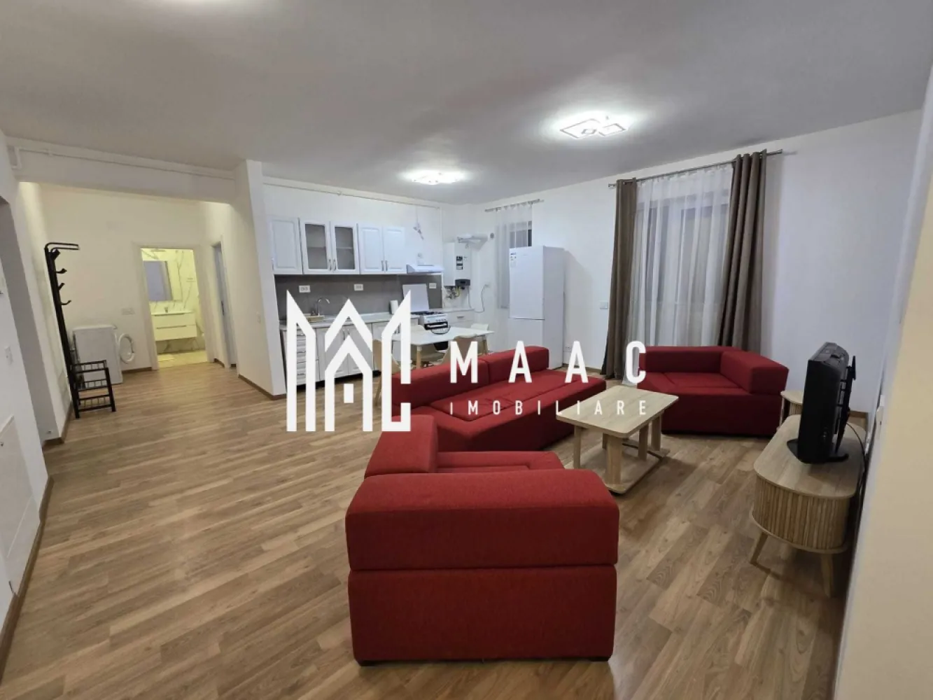 Apartament 3 Camere I Loc de parcare I Valletta Park - MAAC Imobiliare vă propune spre închiriere un apartament cu 3 camere, situat la etajul 1 al unui imobil din zona Calea Șurii Mici, o zonă în dezvoltare, cu acces facil către principalele puncte de interes ale orașului. Locuința oferă un spațiu bine organizat, ideal pentru un stil de viață confortabil.

Apartamentul este complet mobilat și utilat, fiind pregătit pentru mutare imediată, și beneficiază de un loc de parcare inclus, precum și de lift în imobil.

Compartimentare:
-living
-bucătărie open-space mobilată
-2 dormitoare, dintre care unul matrimonial
-2 băi (cabina de duș și cadă)
-balcon spațios

Dotări:
-mașină de spălat
-aragaz
-frigider
-centrală proprie
-hotă
-cabină de duș
-cadă

Condiții de închiriere:
-nu se acceptă animale de companie
-nu se acceptă fumători
-perioadă minimă de închiriere de 12 luni
-disponibil imediat
-se percepe garanție în cuantumul unei chirii lunare

Pentru mai multe detalii, vă rugăm să menționați CP2987967 la telefon.