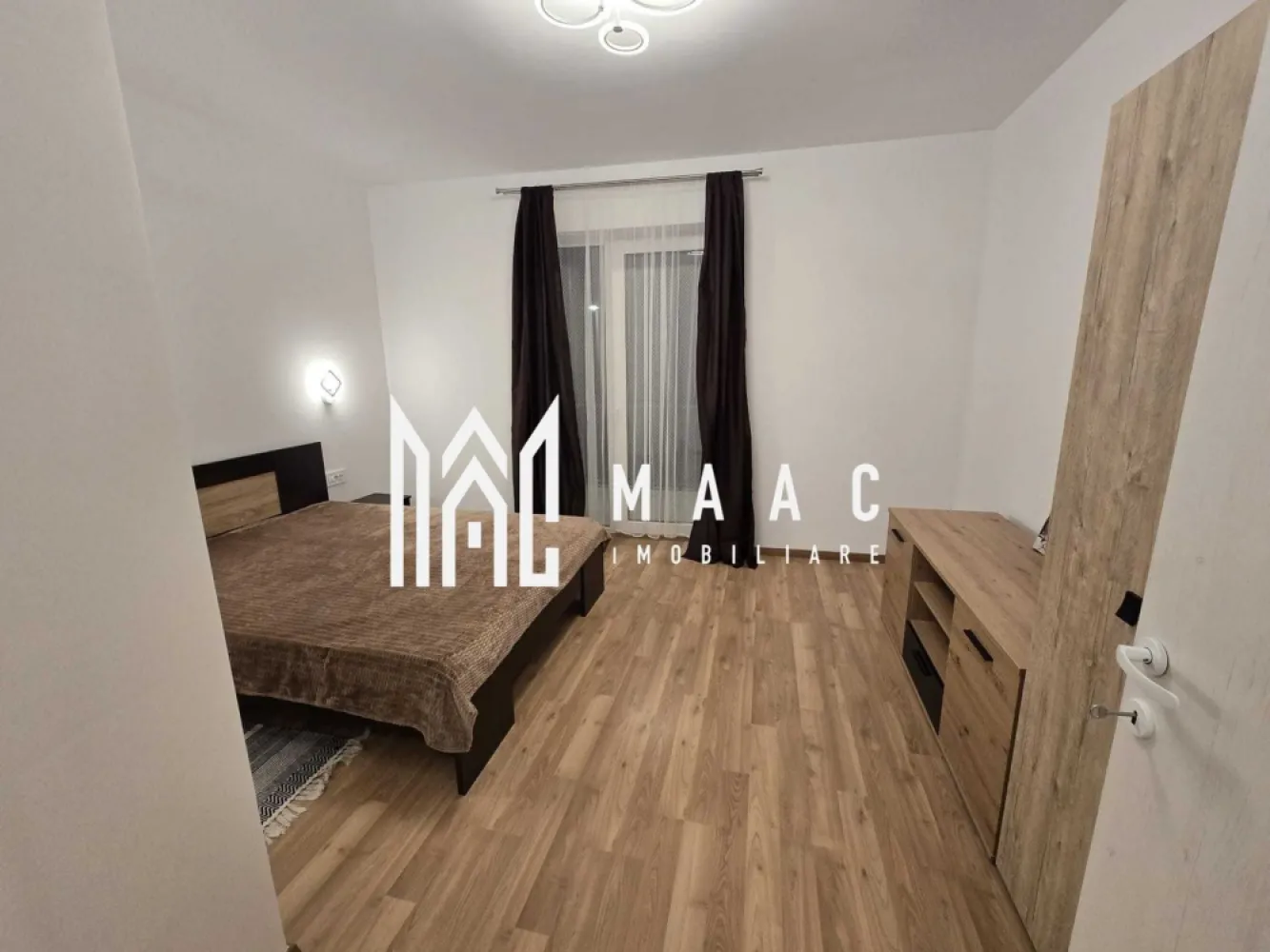 Apartament 3 Camere I Loc de parcare I Valletta Park - MAAC Imobiliare vă propune spre închiriere un apartament cu 3 camere, situat la etajul 1 al unui imobil din zona Calea Șurii Mici, o zonă în dezvoltare, cu acces facil către principalele puncte de interes ale orașului. Locuința oferă un spațiu bine organizat, ideal pentru un stil de viață confortabil.

Apartamentul este complet mobilat și utilat, fiind pregătit pentru mutare imediată, și beneficiază de un loc de parcare inclus, precum și de lift în imobil.

Compartimentare:
-living
-bucătărie open-space mobilată
-2 dormitoare, dintre care unul matrimonial
-2 băi (cabina de duș și cadă)
-balcon spațios

Dotări:
-mașină de spălat
-aragaz
-frigider
-centrală proprie
-hotă
-cabină de duș
-cadă

Condiții de închiriere:
-nu se acceptă animale de companie
-nu se acceptă fumători
-perioadă minimă de închiriere de 12 luni
-disponibil imediat
-se percepe garanție în cuantumul unei chirii lunare

Pentru mai multe detalii, vă rugăm să menționați CP2987967 la telefon.