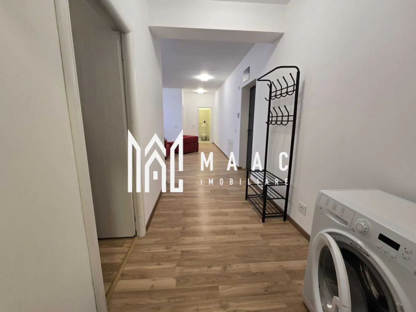 Apartament 3 Camere I Loc de parcare I Valletta Park - MAAC Imobiliare vă propune spre închiriere un apartament cu 3 camere, situat la etajul 1 al unui imobil din zona Calea Șurii Mici, o zonă în dezvoltare, cu acces facil către principalele puncte de interes ale orașului. Locuința oferă un spațiu bine organizat, ideal pentru un stil de viață confortabil.

Apartamentul este complet mobilat și utilat, fiind pregătit pentru mutare imediată, și beneficiază de un loc de parcare inclus, precum și de lift în imobil.

Compartimentare:
-living
-bucătărie open-space mobilată
-2 dormitoare, dintre care unul matrimonial
-2 băi (cabina de duș și cadă)
-balcon spațios

Dotări:
-mașină de spălat
-aragaz
-frigider
-centrală proprie
-hotă
-cabină de duș
-cadă

Condiții de închiriere:
-nu se acceptă animale de companie
-nu se acceptă fumători
-perioadă minimă de închiriere de 12 luni
-disponibil imediat
-se percepe garanție în cuantumul unei chirii lunare

Pentru mai multe detalii, vă rugăm să menționați CP2987967 la telefon.
