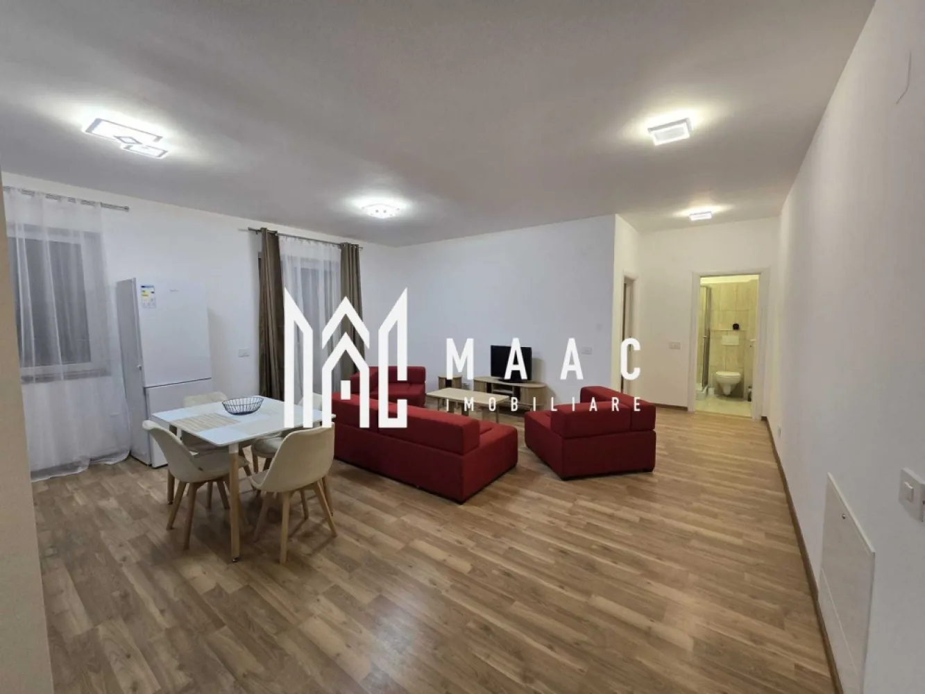 Apartament 3 Camere I Loc de parcare I Valletta Park - MAAC Imobiliare vă propune spre închiriere un apartament cu 3 camere, situat la etajul 1 al unui imobil din zona Calea Șurii Mici, o zonă în dezvoltare, cu acces facil către principalele puncte de interes ale orașului. Locuința oferă un spațiu bine organizat, ideal pentru un stil de viață confortabil.

Apartamentul este complet mobilat și utilat, fiind pregătit pentru mutare imediată, și beneficiază de un loc de parcare inclus, precum și de lift în imobil.

Compartimentare:
-living
-bucătărie open-space mobilată
-2 dormitoare, dintre care unul matrimonial
-2 băi (cabina de duș și cadă)
-balcon spațios

Dotări:
-mașină de spălat
-aragaz
-frigider
-centrală proprie
-hotă
-cabină de duș
-cadă

Condiții de închiriere:
-nu se acceptă animale de companie
-nu se acceptă fumători
-perioadă minimă de închiriere de 12 luni
-disponibil imediat
-se percepe garanție în cuantumul unei chirii lunare

Pentru mai multe detalii, vă rugăm să menționați CP2987967 la telefon.