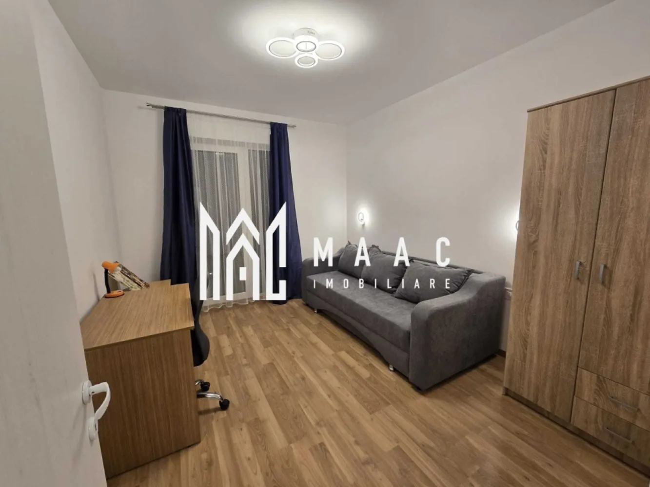 Apartament 3 Camere I Loc de parcare I Valletta Park - MAAC Imobiliare vă propune spre închiriere un apartament cu 3 camere, situat la etajul 1 al unui imobil din zona Calea Șurii Mici, o zonă în dezvoltare, cu acces facil către principalele puncte de interes ale orașului. Locuința oferă un spațiu bine organizat, ideal pentru un stil de viață confortabil.

Apartamentul este complet mobilat și utilat, fiind pregătit pentru mutare imediată, și beneficiază de un loc de parcare inclus, precum și de lift în imobil.

Compartimentare:
-living
-bucătărie open-space mobilată
-2 dormitoare, dintre care unul matrimonial
-2 băi (cabina de duș și cadă)
-balcon spațios

Dotări:
-mașină de spălat
-aragaz
-frigider
-centrală proprie
-hotă
-cabină de duș
-cadă

Condiții de închiriere:
-nu se acceptă animale de companie
-nu se acceptă fumători
-perioadă minimă de închiriere de 12 luni
-disponibil imediat
-se percepe garanție în cuantumul unei chirii lunare

Pentru mai multe detalii, vă rugăm să menționați CP2987967 la telefon.