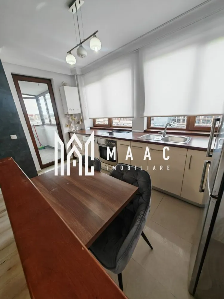 Apartament 2 camere | Etaj 3 | Parcare subterana | Central - Apartamentul are o suprafață utilă de 51 mp și este situat la etajul 3 al unei vile cu 3 etaje, construită în anul 2013. Locuința este complet renovată, cu mobilier și electrocasnice noi, fiind pregătită pentru mutare imediată.

Compartimentarea este practică și modernă:

living luminos cu bucătărie open space
dormitor confortabil
baie
balcon închis și izolat termic

Imobilul dispune de curte interioară închisă, cu poartă automată cu telecomandă, oferind siguranță și intimitate. Apartamentul beneficiază și de loc de parcare subteran.

Se închiriază complet mobilat și utilat, fiind dotat cu:

mașină de spălat haine
mașină de spălat vase
plită electrică
cuptor
cuptor cu microunde
frigider
centrală termică proprie
TV Smart nou (140 cm)
colțar și pat noi

Condiții de închiriere:

perioadă minimă contractuală: 12 luni
garanție în cuantumul unei chirii
se acceptă doar o singură persoană
nu se acceptă animale de companie

Pentru mai multe detalii sau pentru programarea unei vizionări, contactați echipa MAAC Imobiliare.
ID: CP2987816.