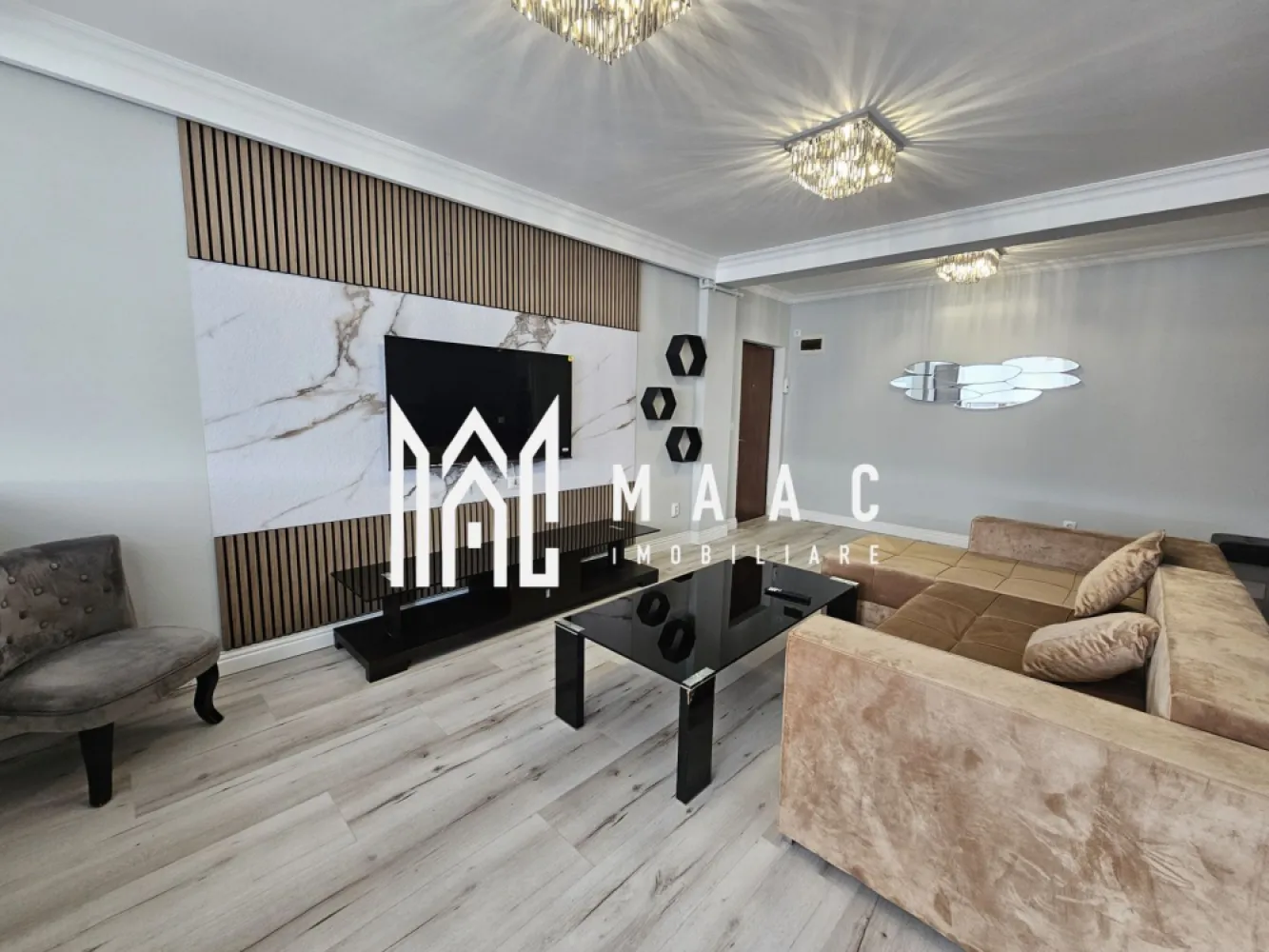 Apartament 2 camere | Etaj 3 | Parcare subterana | Central - MAAC Imobiliare vă propune spre vânzare un apartament modern cu 2 camere, in apropierea pietei Cibin, situat la doar 5 minute de mers pe jos de Piața Mare. 

Apartamentul are o suprafață utilă de 51 mp și este amplasat la etajul 3 al unei vile cu 3 etaje, construită în anul 2013. Locuința a fost complet renovată, fiind pregătită pentru mutare imediată, cu finisaje și mobilier noi.

Compartimentarea este practică și:

living luminos cu bucătărie open space
dormitor confortabil
baie
balcon închis și izolat termic

Imobilul beneficiază de curte interioară închisă, cu poartă automată cu telecomandă, oferind un plus de siguranță și intimitate. De asemenea, proprietatea include loc de parcare subteran.

Apartamentul se vinde complet mobilat și utilat, fiind dotat cu:

mașină de spălat haine
mașină de spălat vase
plită electrică
cuptor
cuptor cu microunde
frigider
centrală termică proprie
TV Smart nou (140 cm)
colțar și pat noi

Datorită poziției excelente, la câteva minute de centrul istoric, proprietatea este ideală atât pentru locuință personală, cât și pentru investiție în regim hotelier sau închiriere pe termen lung. 

Pentru mai multe detalii sau pentru programarea unei vizionări, contactați echipa MAAC Imobiliare.
ID: CP2987739.